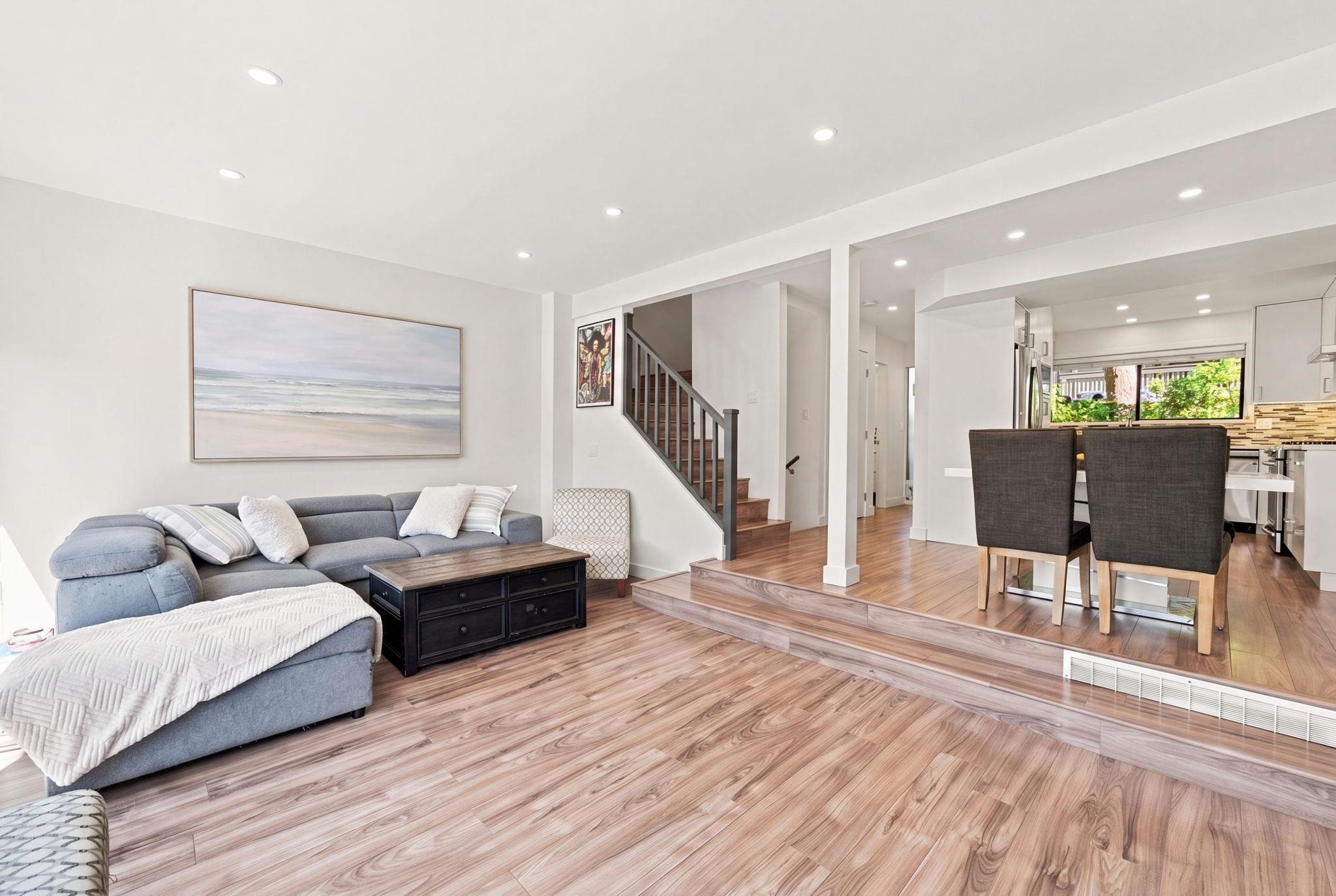 1079 Lillooet Road, North Vancouver, BC - Indoor Photo Showing Living Room