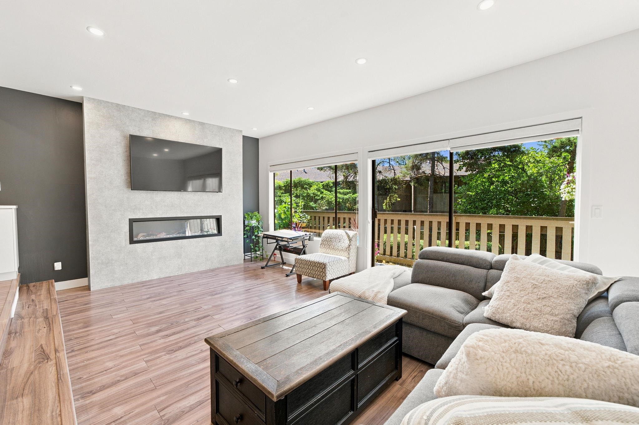 1079 Lillooet Road, North Vancouver, BC - Indoor Photo Showing Living Room With Fireplace