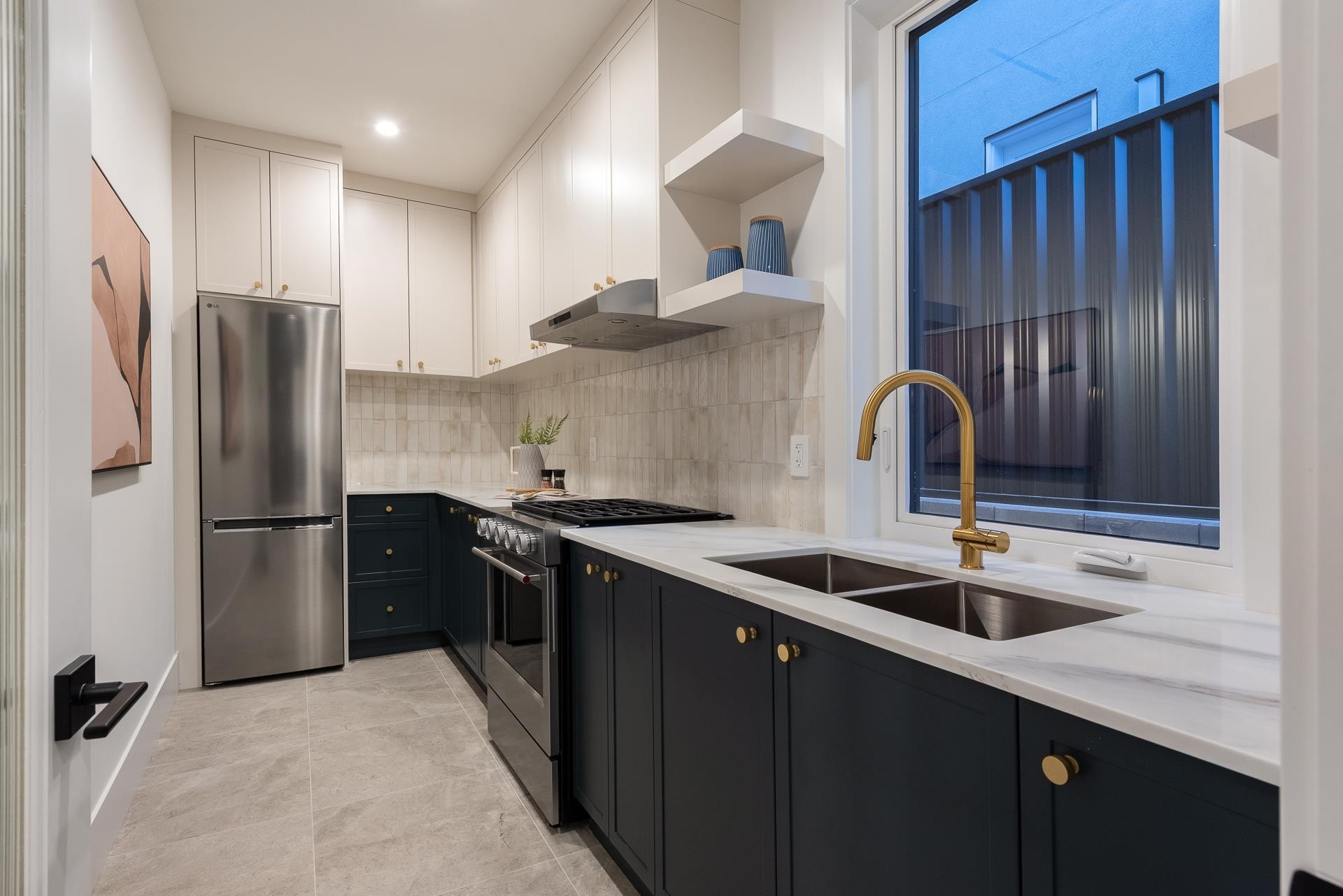 2149 Palliser Avenue, Coquitlam, BC - Indoor Photo Showing Kitchen With Double Sink With Upgraded Kitchen
