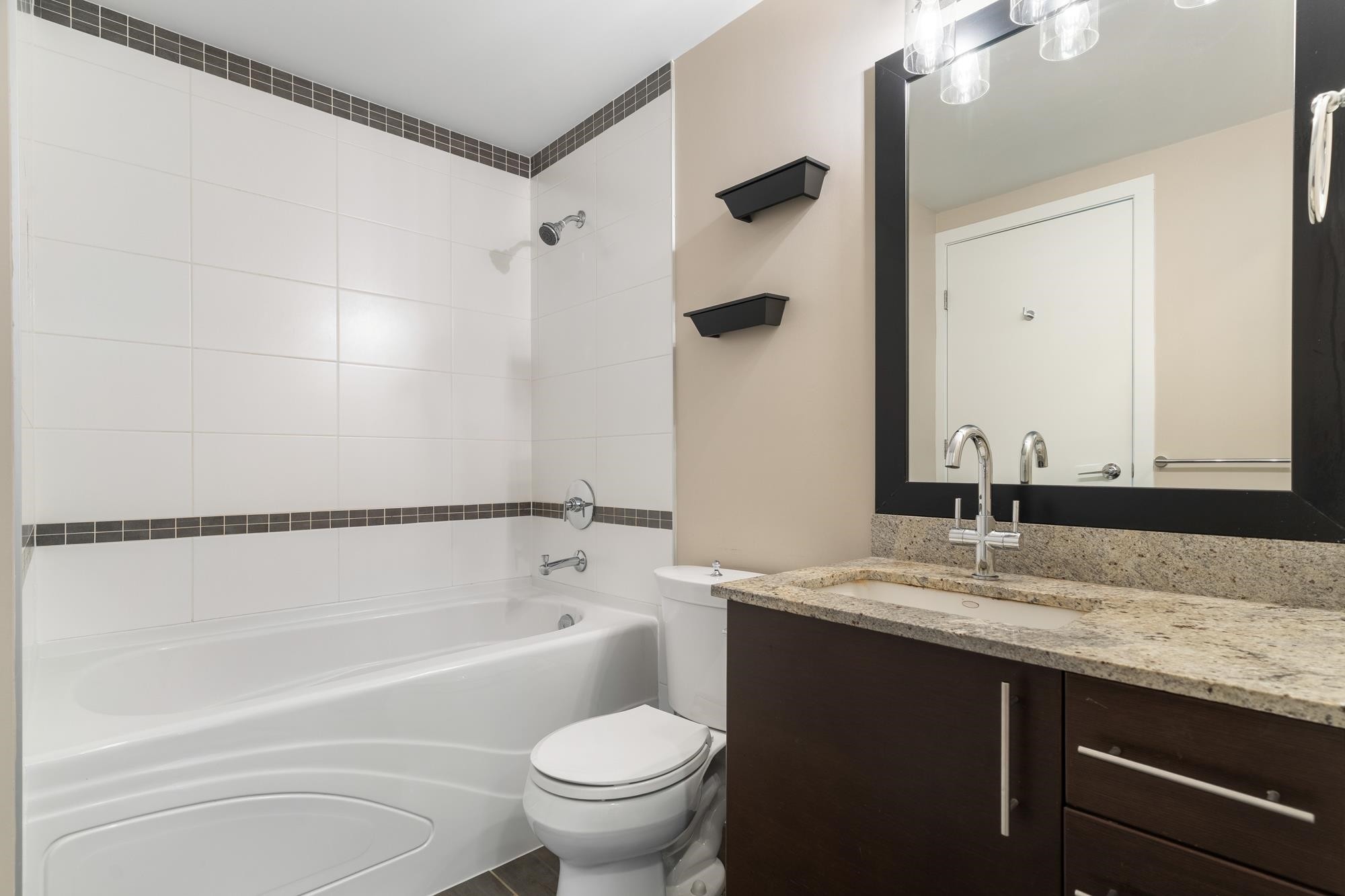 302-14200 Riverport Way, Richmond, BC - Indoor Photo Showing Bathroom