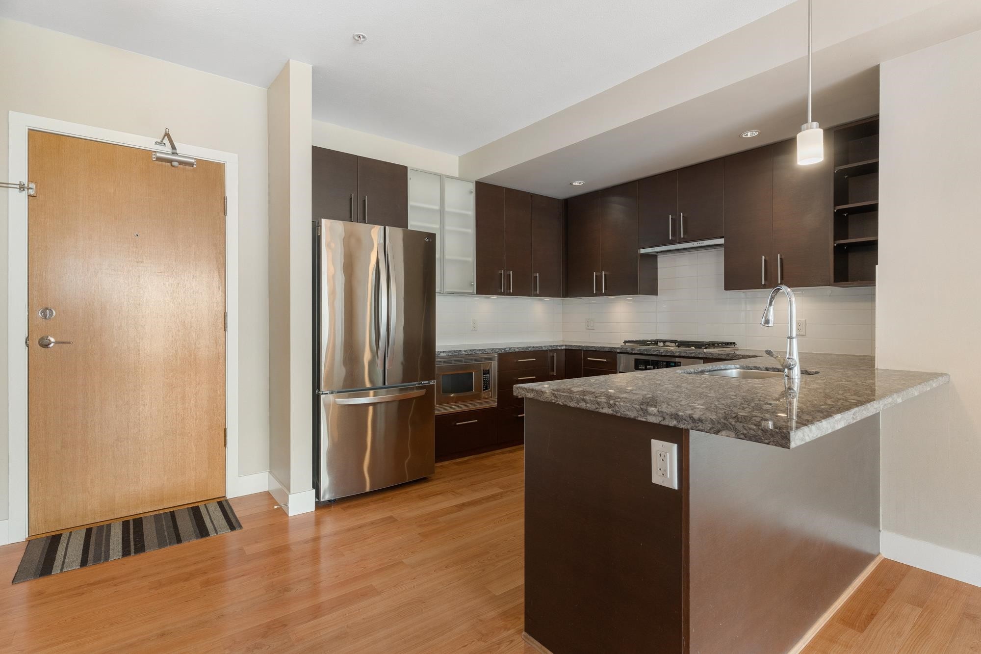 302-14200 Riverport Way, Richmond, BC - Indoor Photo Showing Kitchen With Upgraded Kitchen