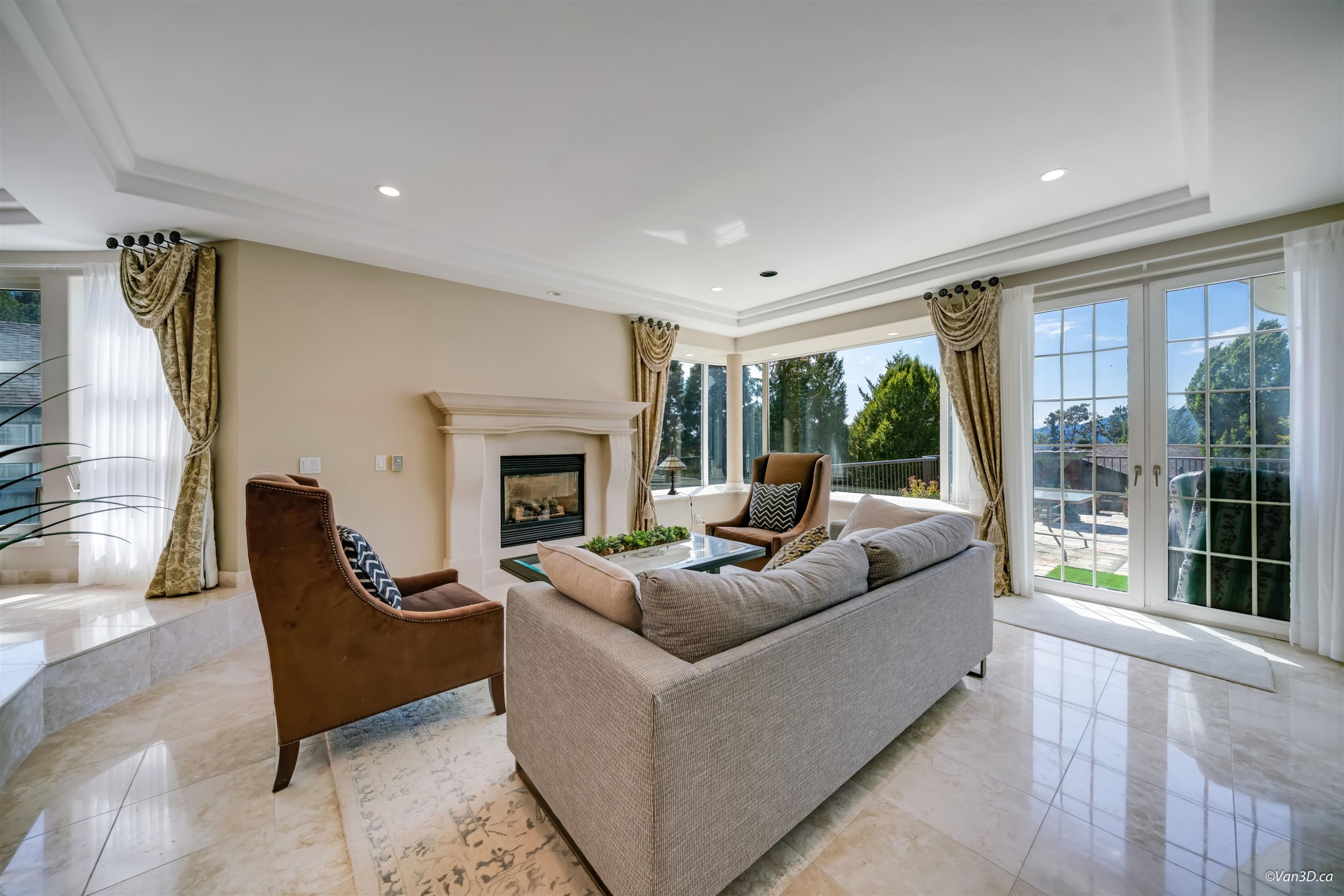 5387 Westhaven Wynd, West Vancouver, BC - Indoor Photo Showing Living Room With Fireplace