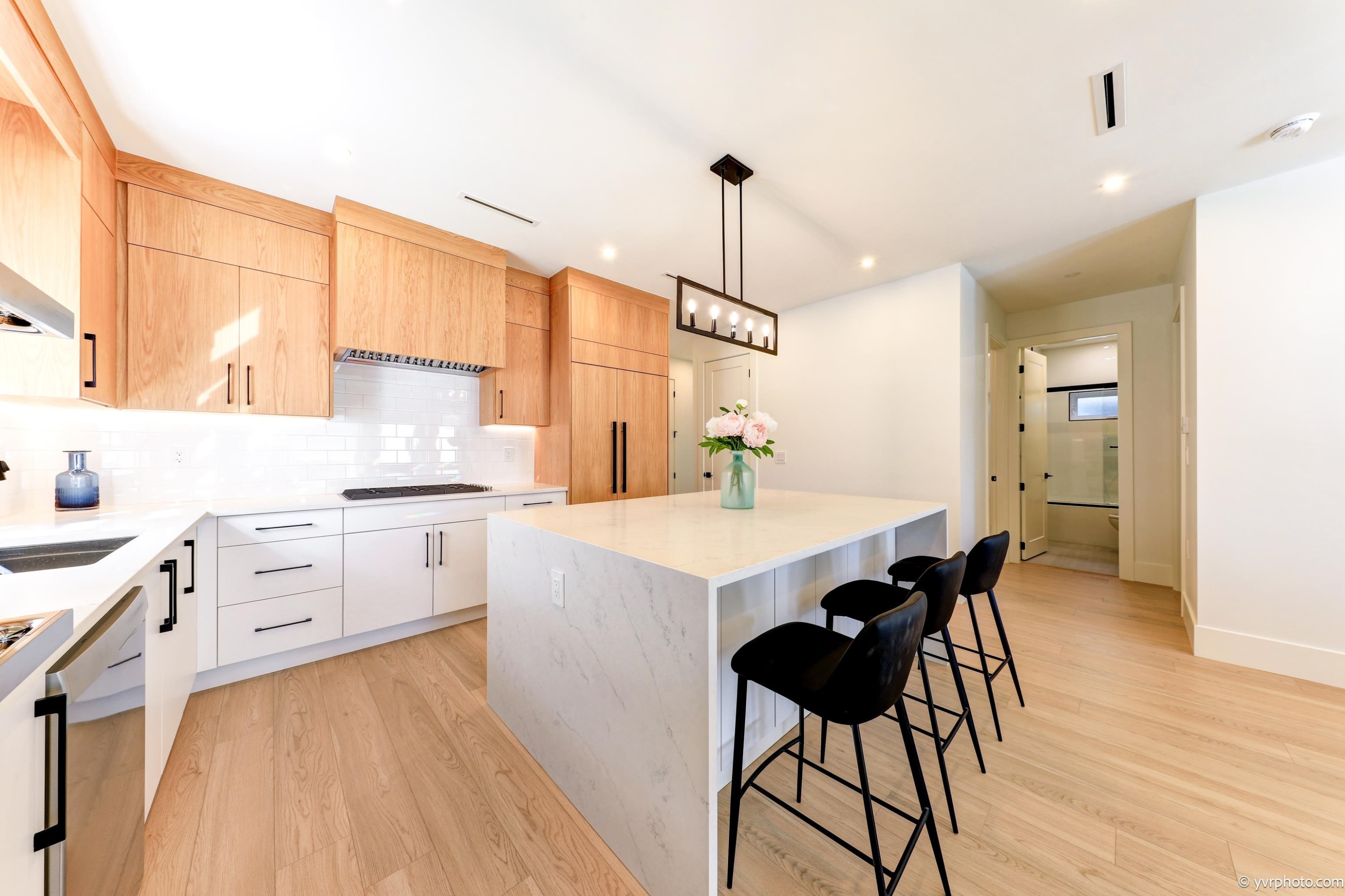 10460 Williams Road, Richmond, BC - Indoor Photo Showing Kitchen With Upgraded Kitchen