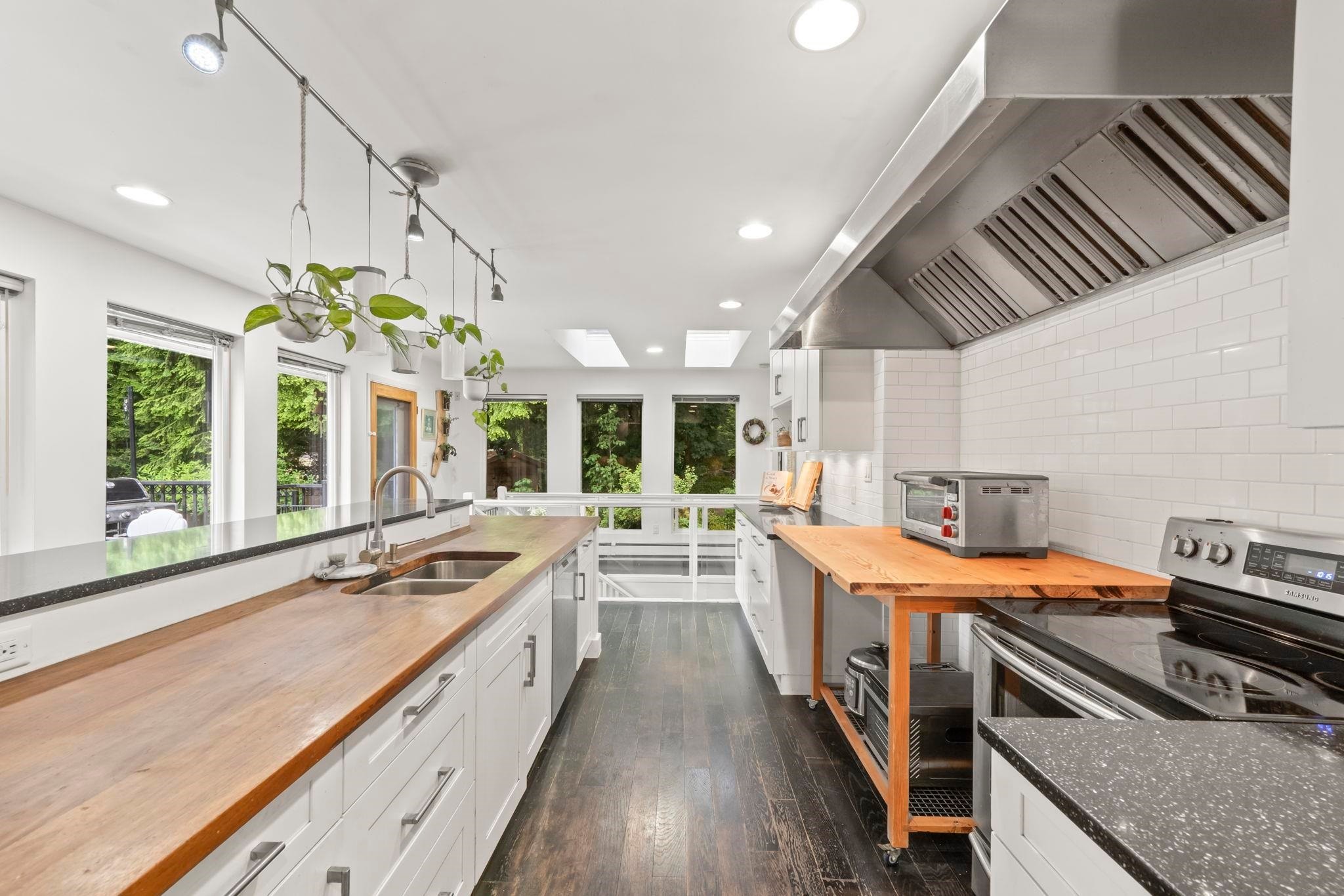 507 Jefferson Avenue, Coquitlam, BC - Indoor Photo Showing Kitchen With Double Sink