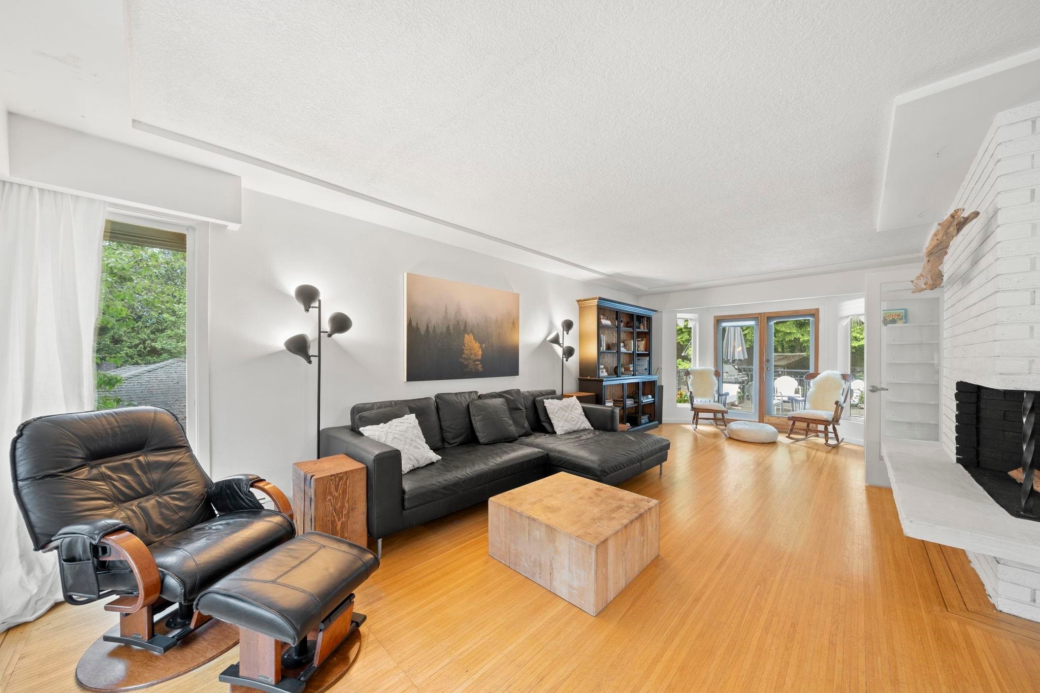 507 Jefferson Avenue, Coquitlam, BC - Indoor Photo Showing Living Room With Fireplace