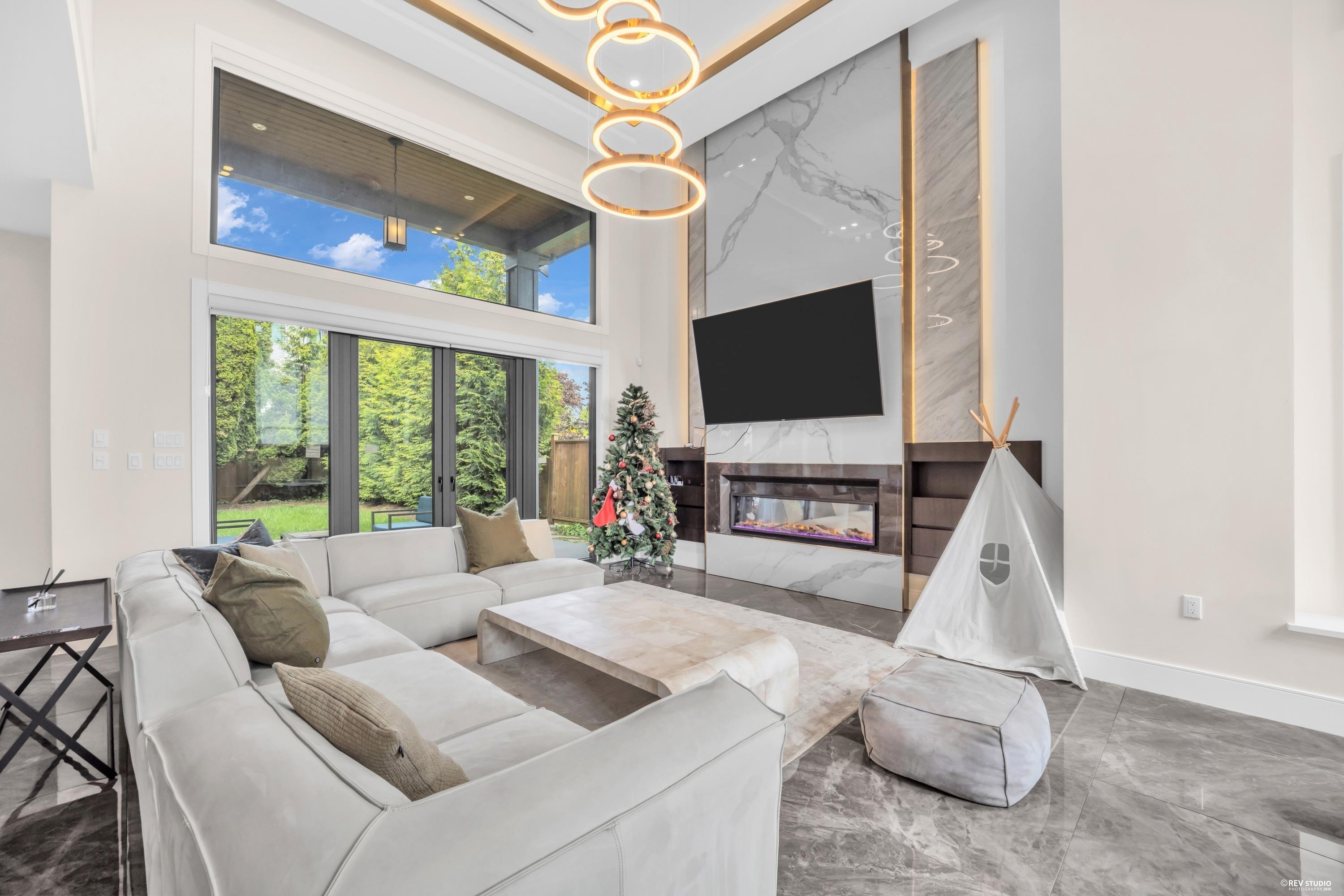7280 Lombard Road, Richmond, BC - Indoor Photo Showing Living Room With Fireplace