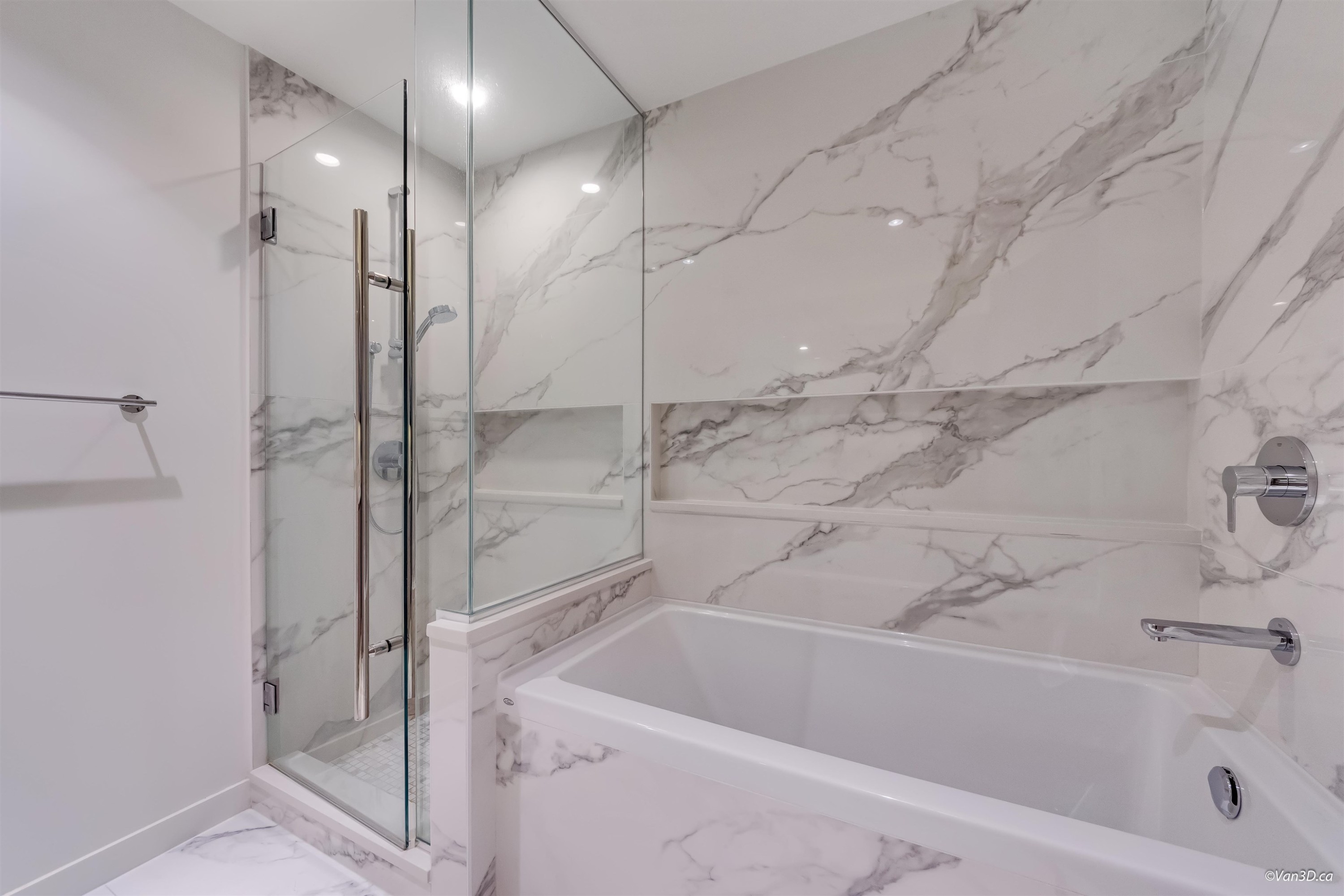 1096-8671 Hazelbridge Way, Richmond, BC - Indoor Photo Showing Bathroom