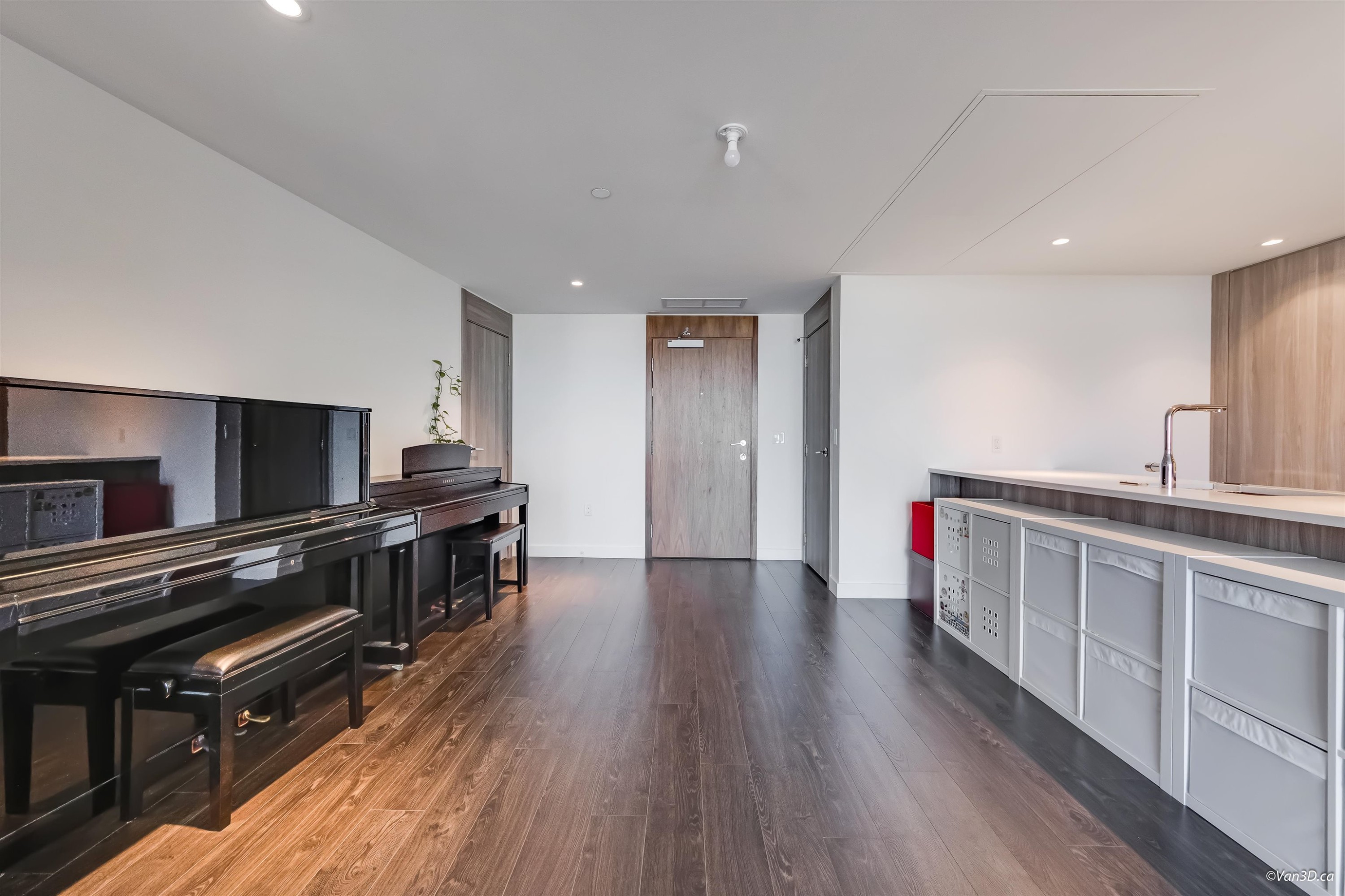1096-8671 Hazelbridge Way, Richmond, BC - Indoor Photo Showing Living Room