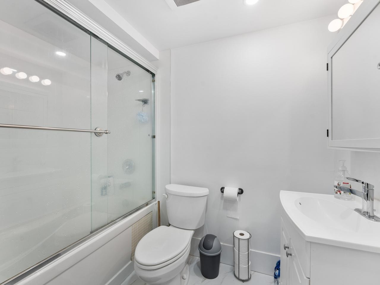 310 16Th Avenue E, Vancouver, BC - Indoor Photo Showing Bathroom
