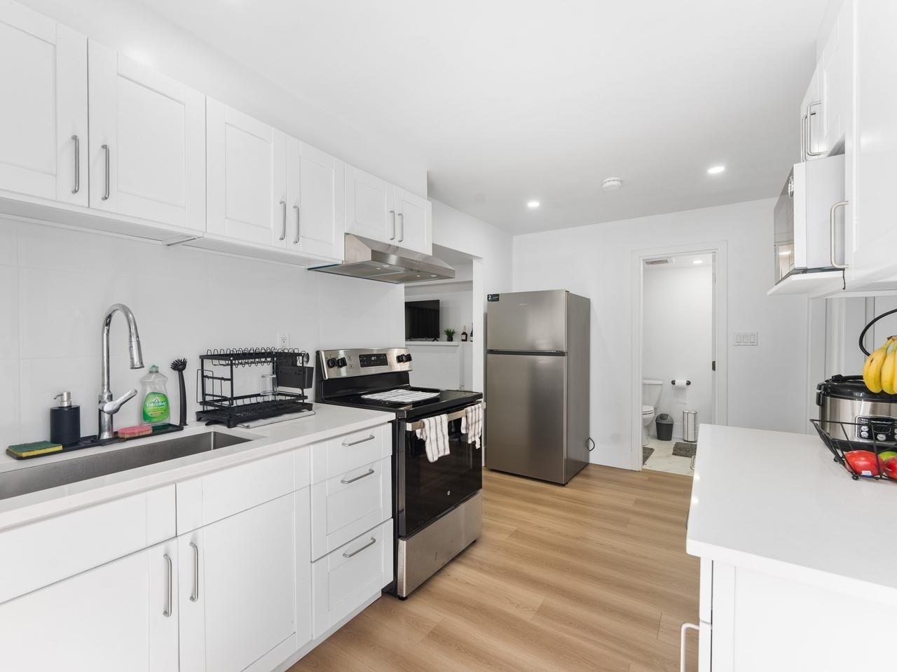 310 16Th Avenue E, Vancouver, BC - Indoor Photo Showing Kitchen