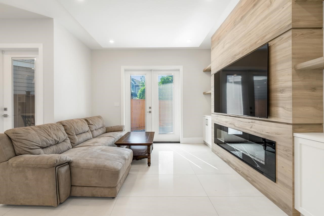 6591 Goldsmith Drive, Richmond, BC - Indoor Photo Showing Living Room With Fireplace