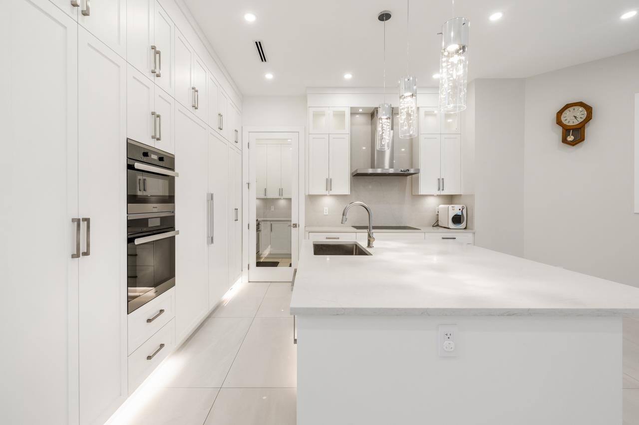 6591 Goldsmith Drive, Richmond, BC - Indoor Photo Showing Kitchen With Upgraded Kitchen