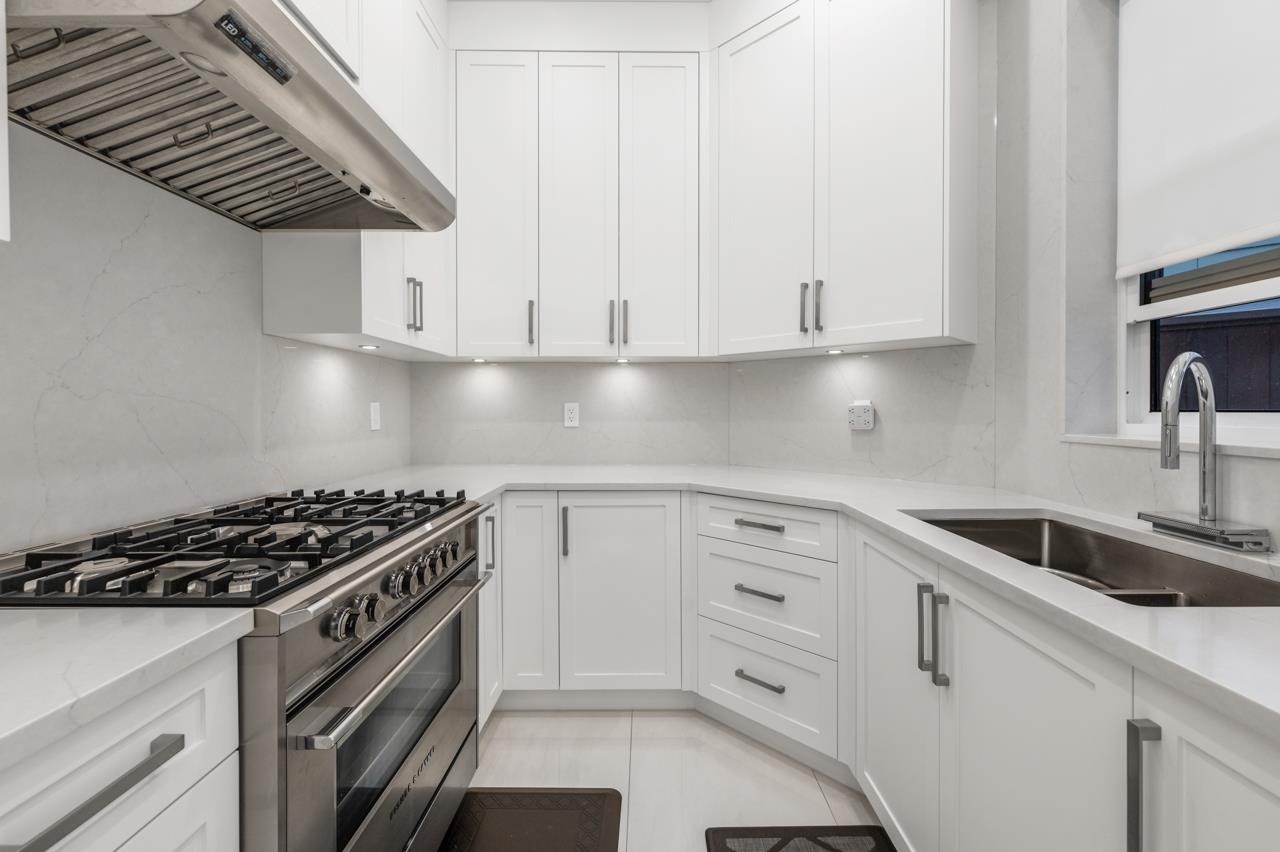 6591 Goldsmith Drive, Richmond, BC - Indoor Photo Showing Kitchen With Upgraded Kitchen
