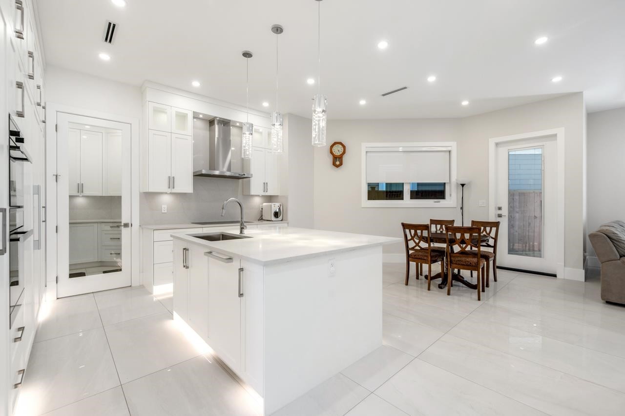 6591 Goldsmith Drive, Richmond, BC - Indoor Photo Showing Kitchen With Upgraded Kitchen