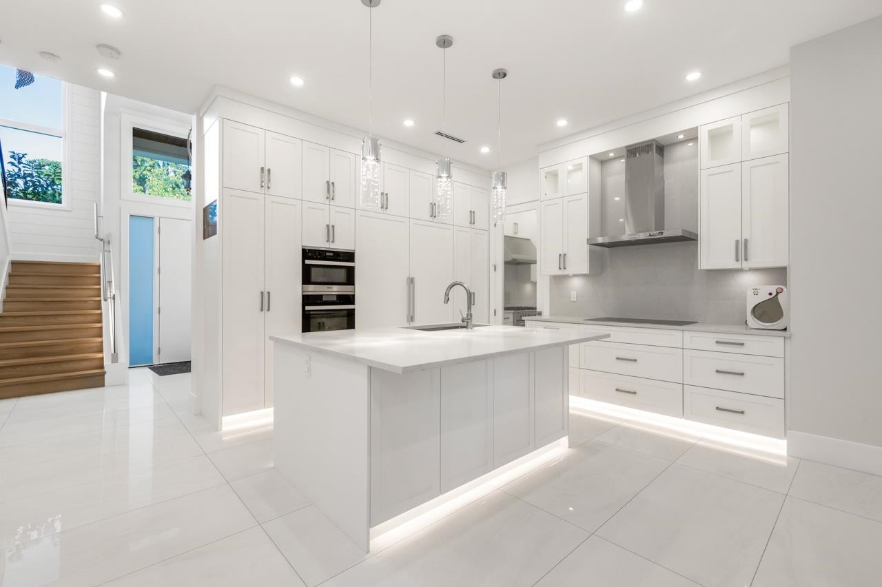 6591 Goldsmith Drive, Richmond, BC - Indoor Photo Showing Kitchen With Upgraded Kitchen