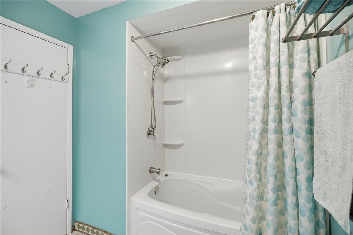 8940 Centaurus Circle, Burnaby, BC - Indoor Photo Showing Bathroom