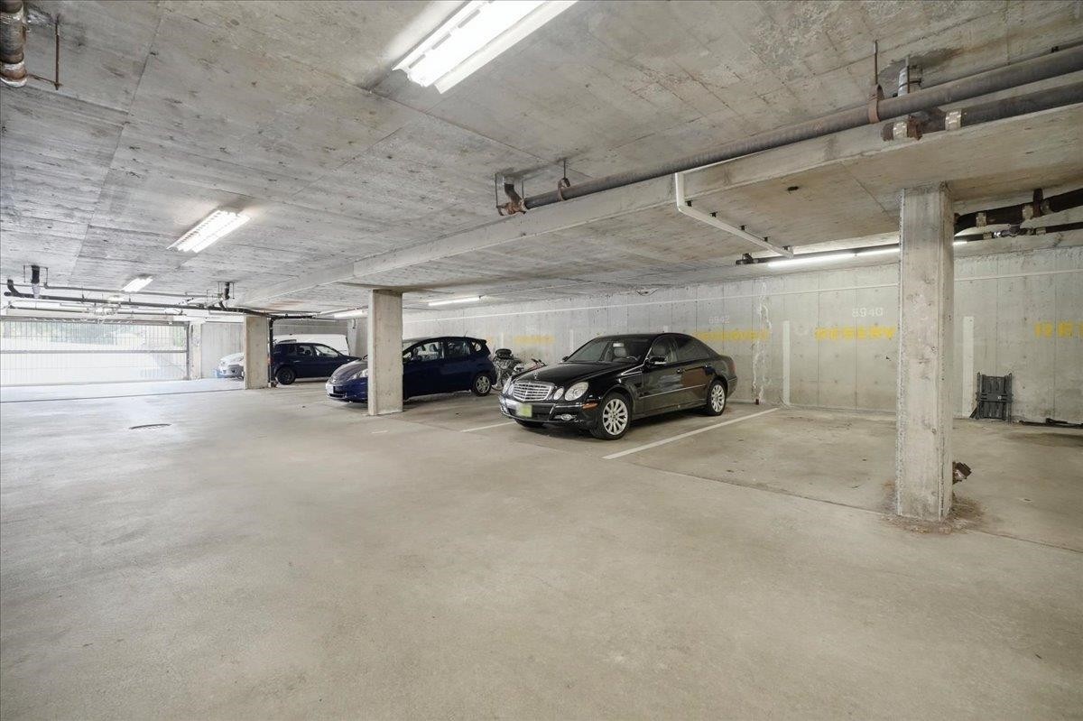 8940 Centaurus Circle, Burnaby, BC - Indoor Photo Showing Garage