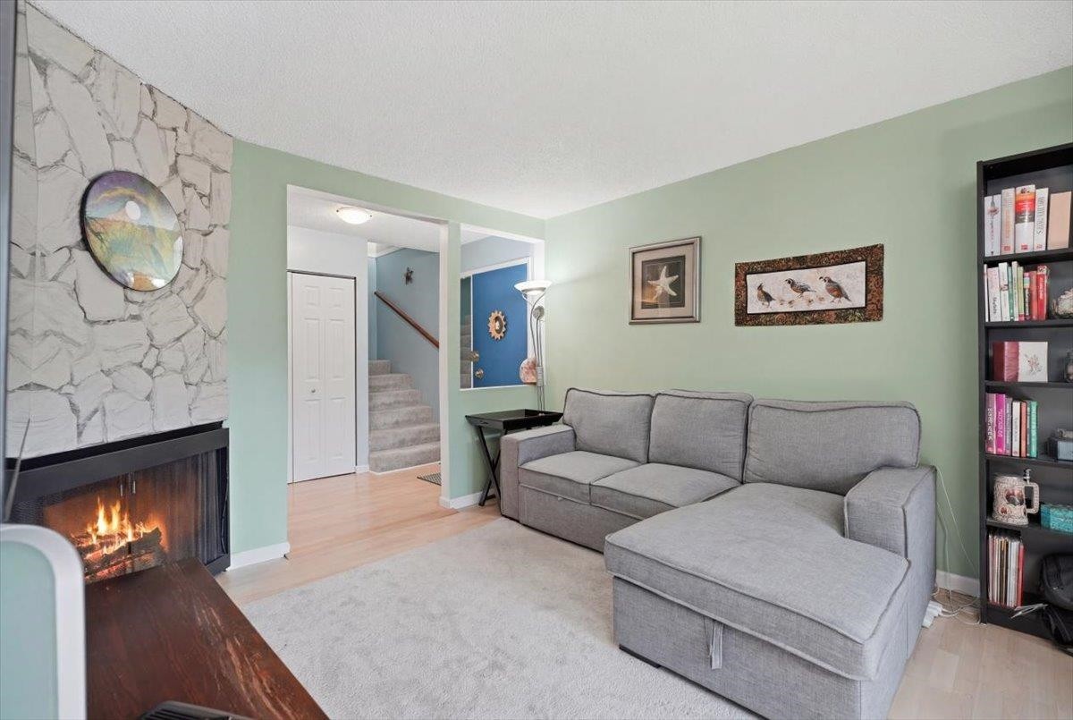 8940 Centaurus Circle, Burnaby, BC - Indoor Photo Showing Living Room With Fireplace