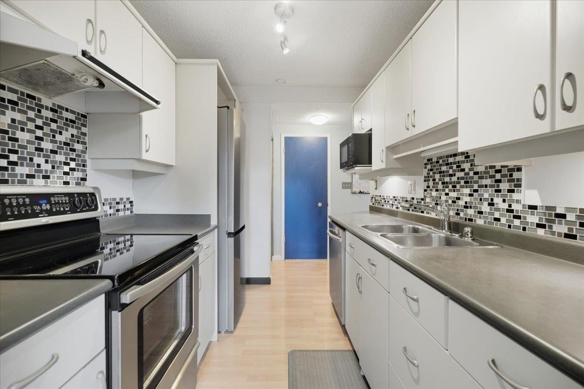 8940 Centaurus Circle, Burnaby, BC - Indoor Photo Showing Kitchen With Double Sink With Upgraded Kitchen