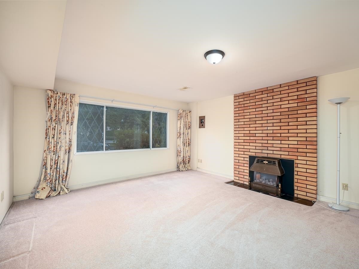 6031 Alta Court, Richmond, BC - Indoor Photo Showing Living Room With Fireplace