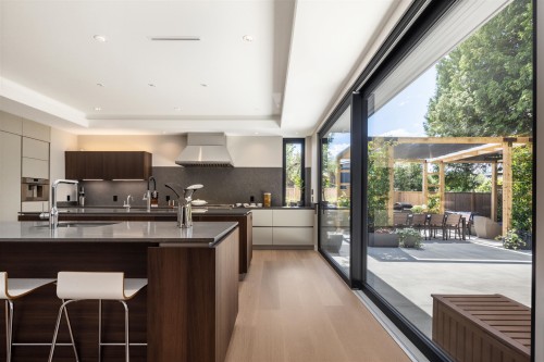 6320 Yeats Crescent, Richmond, BC - Indoor Photo Showing Kitchen With Upgraded Kitchen
