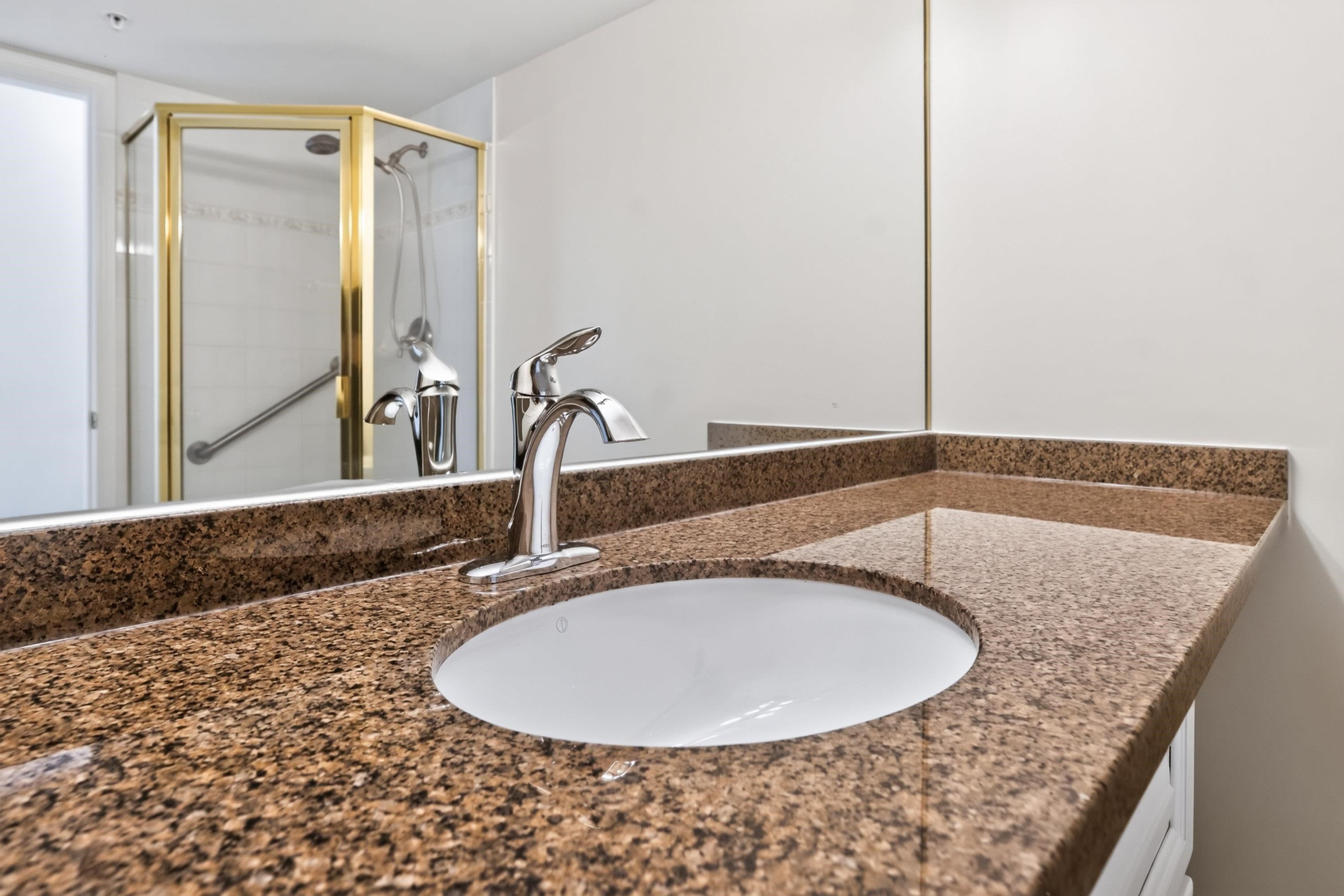 1802-1190 Pipeline Road, Coquitlam, BC - Indoor Photo Showing Bathroom