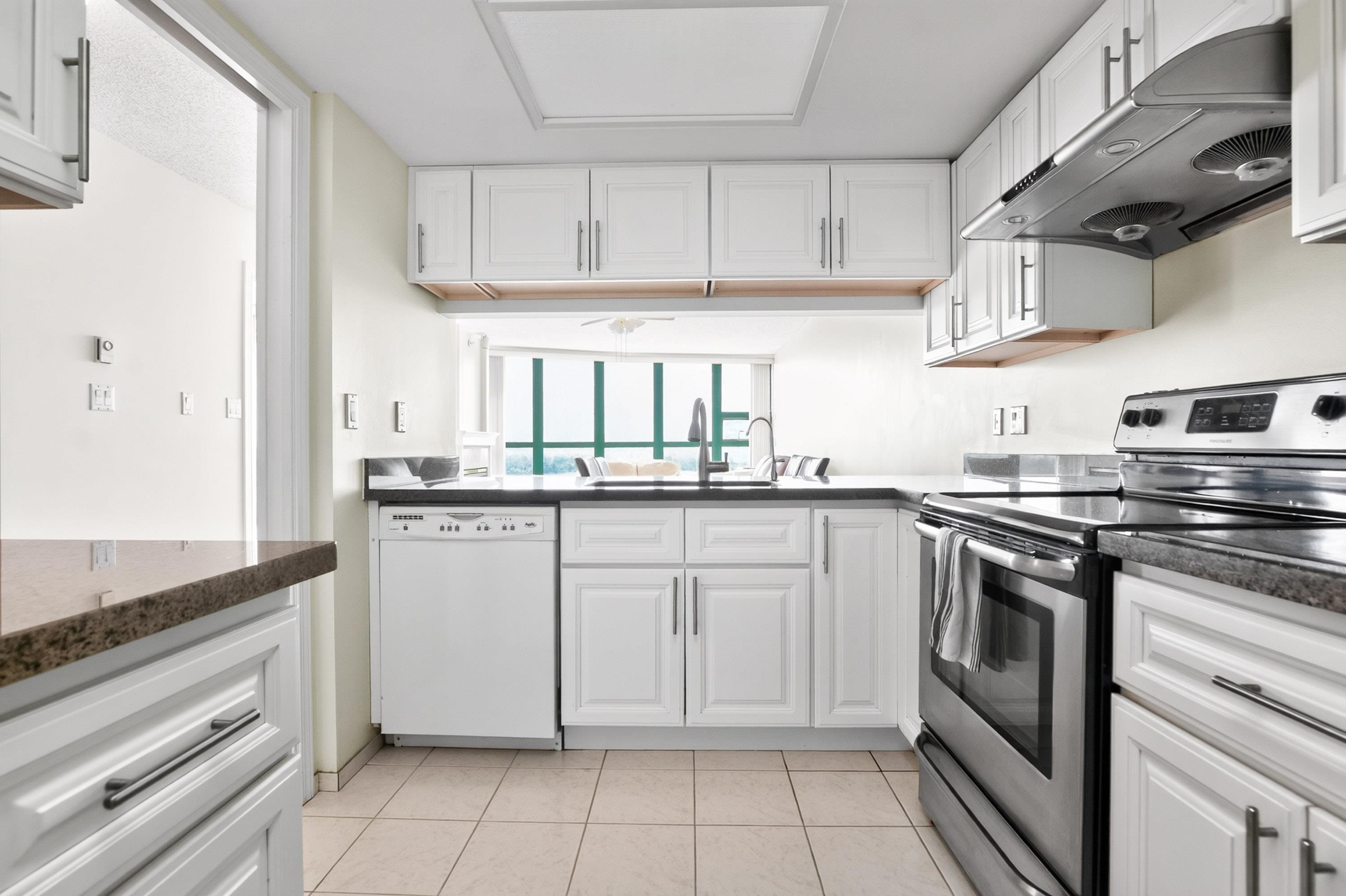 1802-1190 Pipeline Road, Coquitlam, BC - Indoor Photo Showing Kitchen