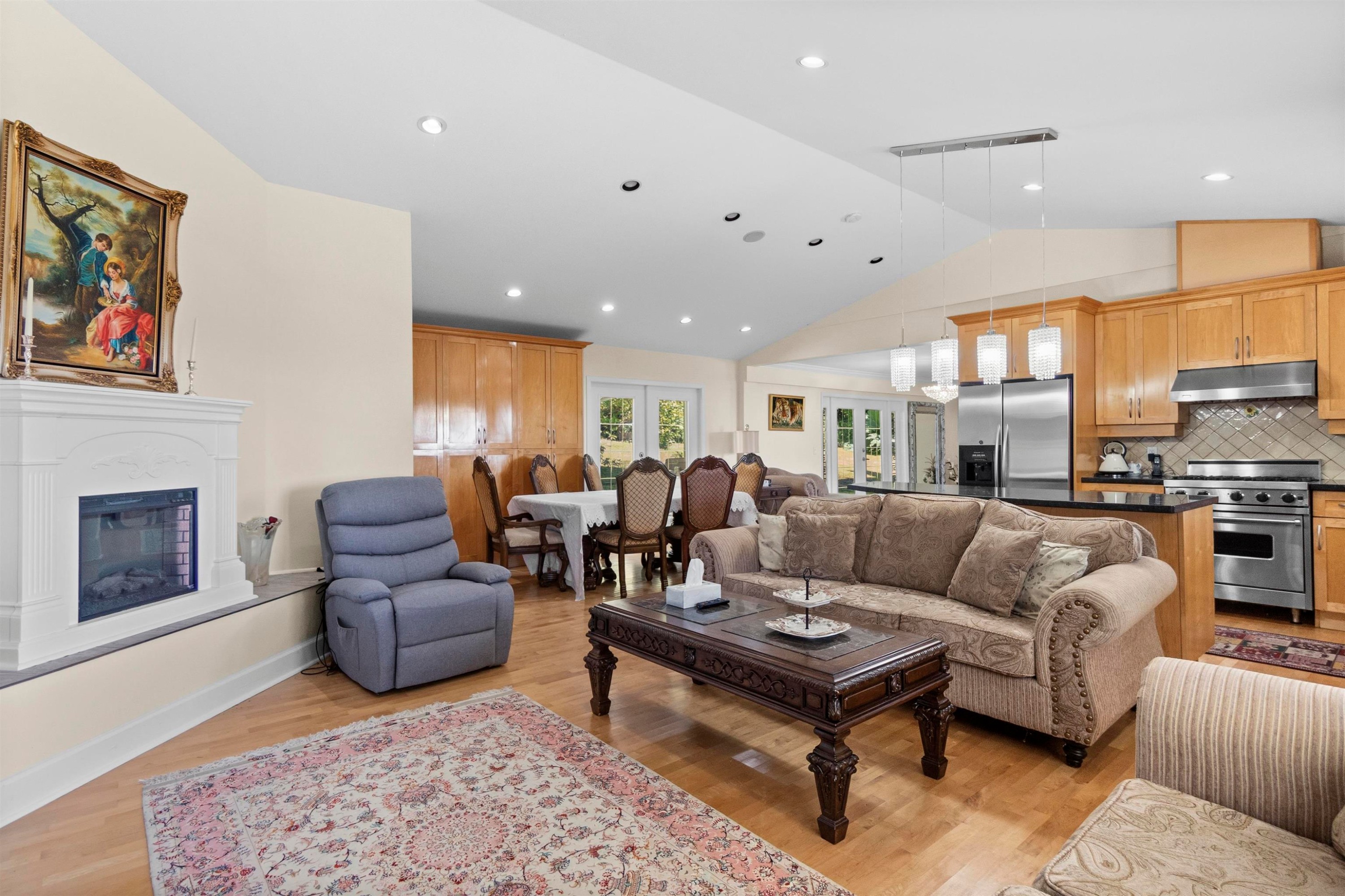 875 Greenwood Road, West Vancouver, BC - Indoor Photo Showing Living Room With Fireplace