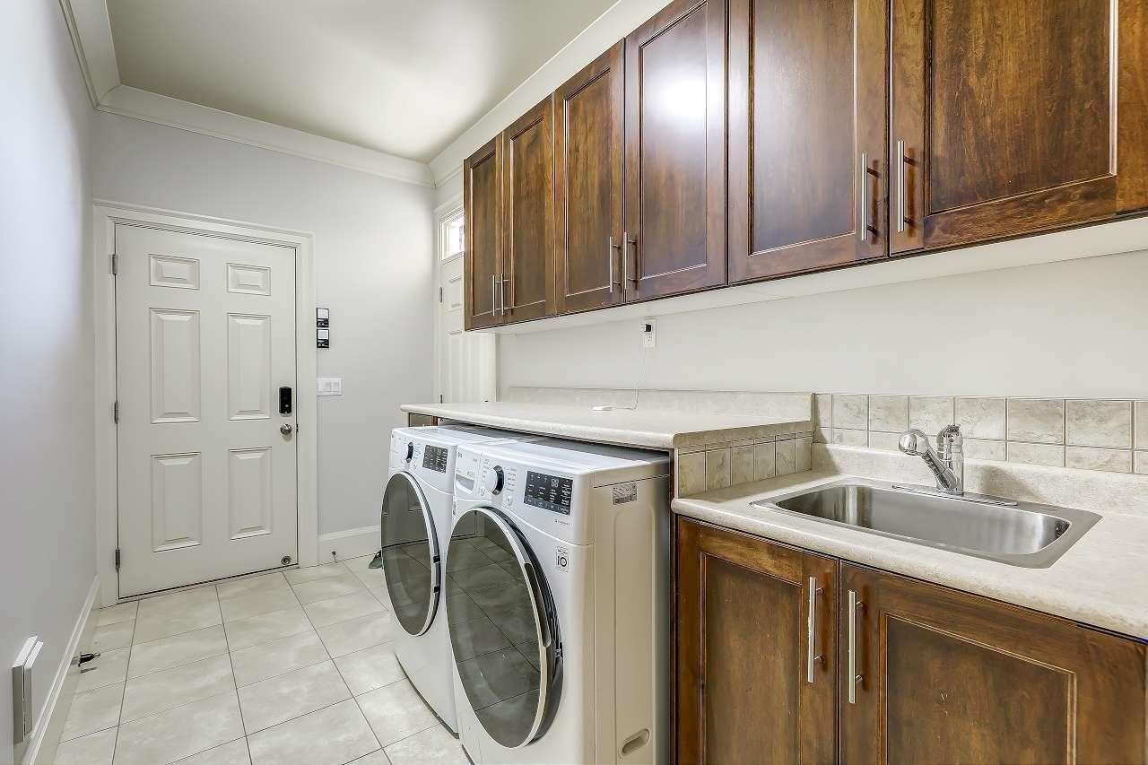 8151 Dalemore Road, Richmond, BC - Indoor Photo Showing Laundry Room