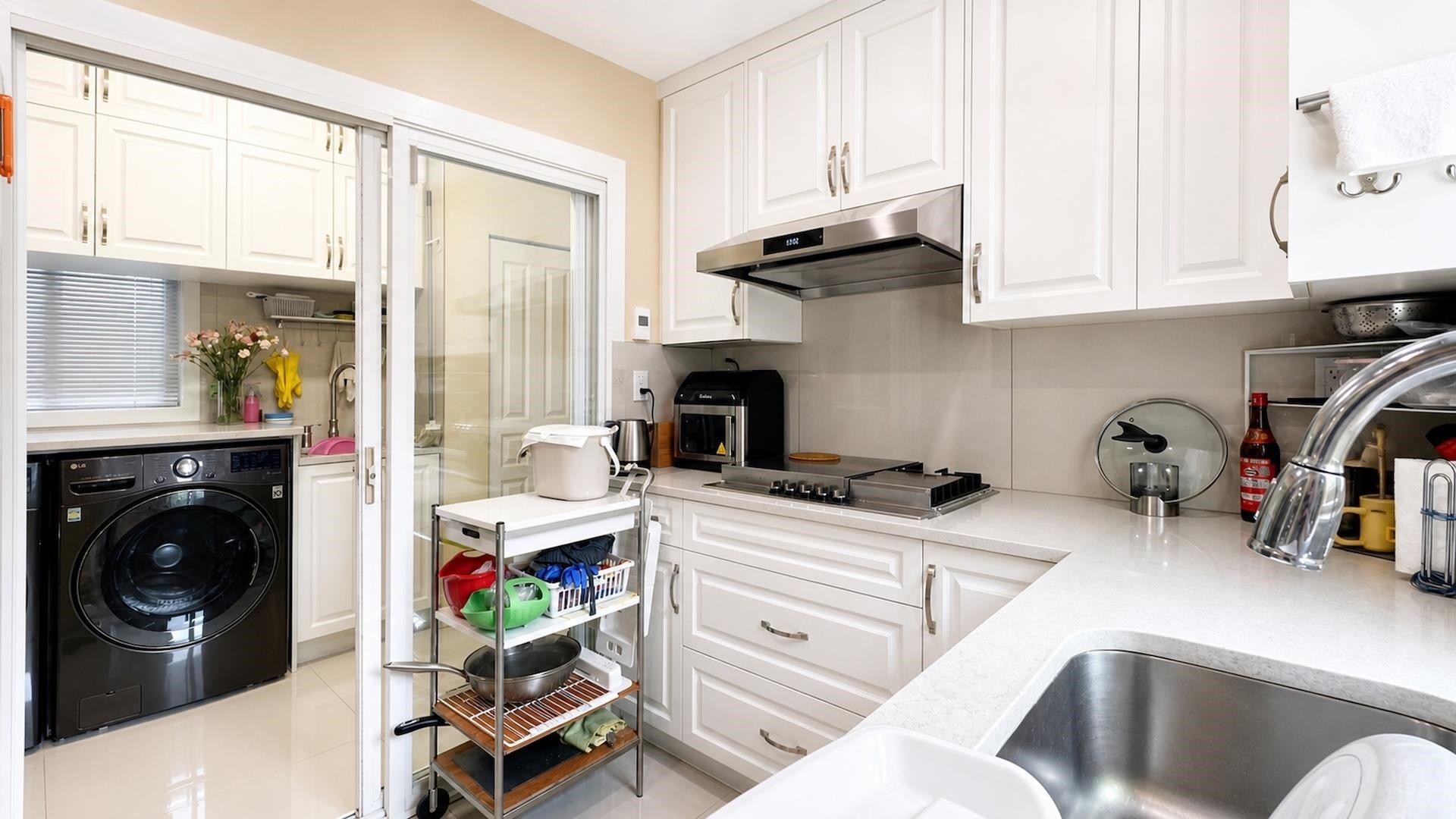 10520 Odlin Road, Richmond, BC - Indoor Photo Showing Laundry Room