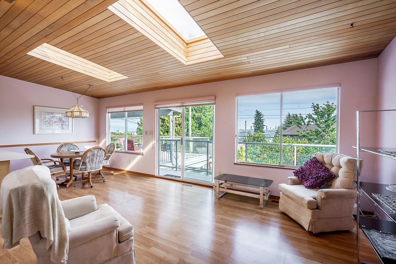 240 Eighth Avenue E, New Westminster, BC - Indoor Photo Showing Living Room
