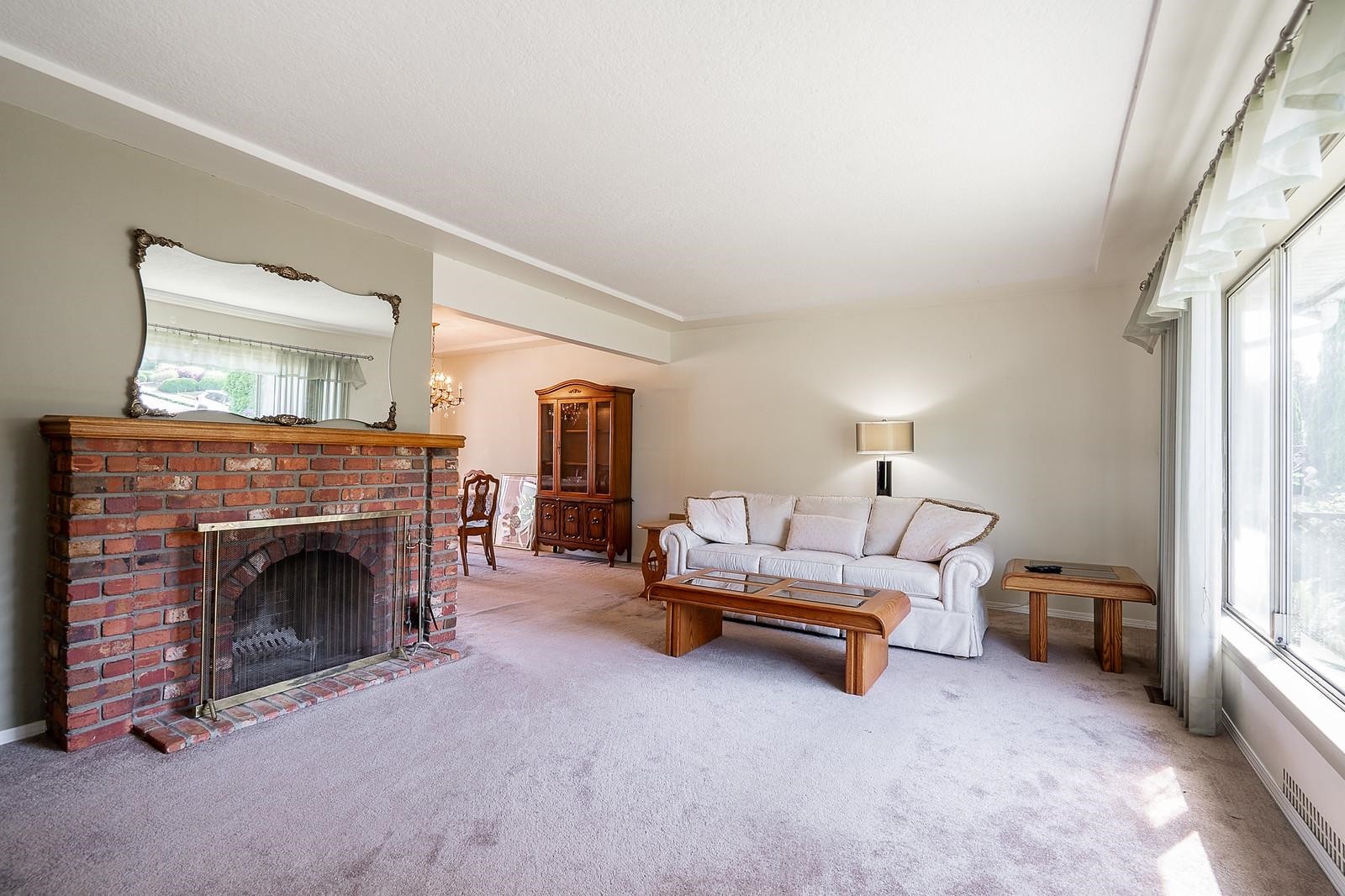 240 Eighth Avenue E, New Westminster, BC - Indoor Photo Showing Living Room With Fireplace