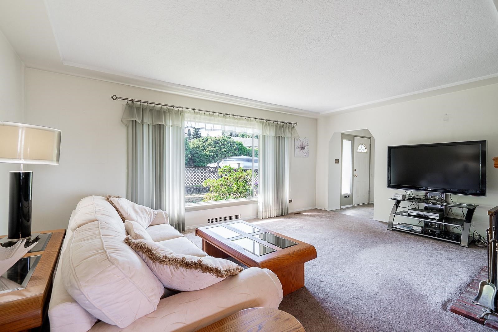 240 Eighth Avenue E, New Westminster, BC - Indoor Photo Showing Living Room