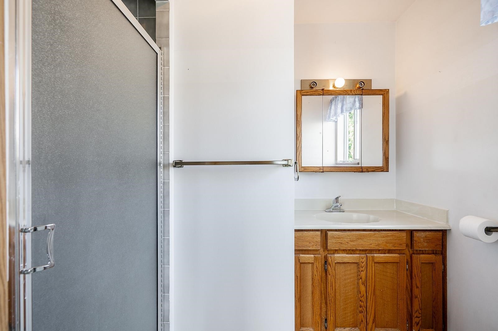 240 Eighth Avenue E, New Westminster, BC - Indoor Photo Showing Bathroom
