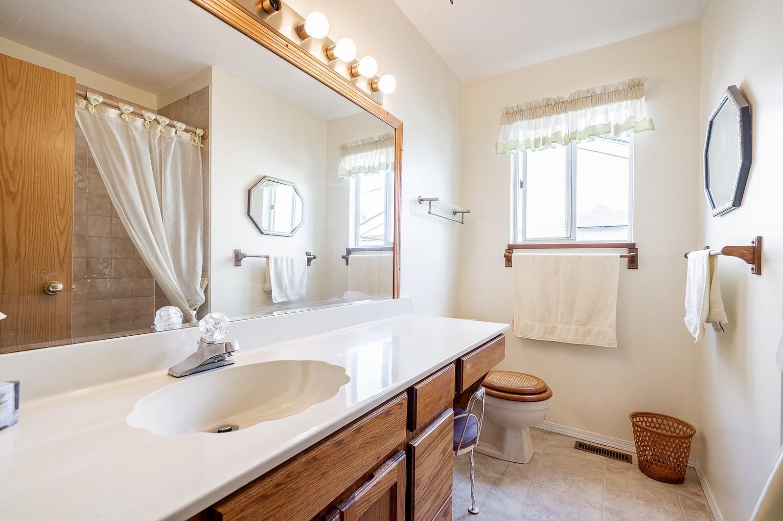 240 Eighth Avenue E, New Westminster, BC - Indoor Photo Showing Bathroom