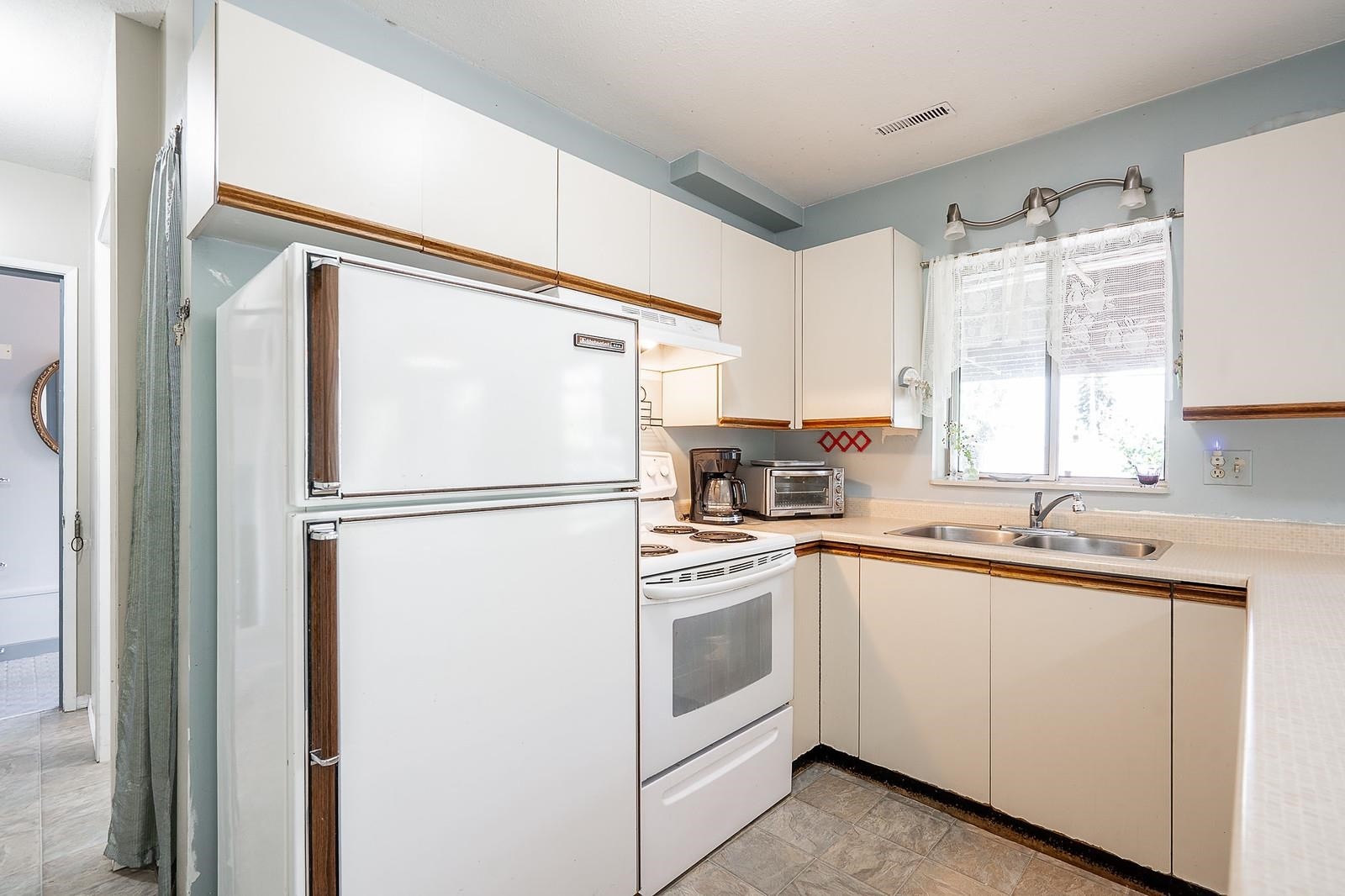 240 Eighth Avenue E, New Westminster, BC - Indoor Photo Showing Kitchen With Double Sink