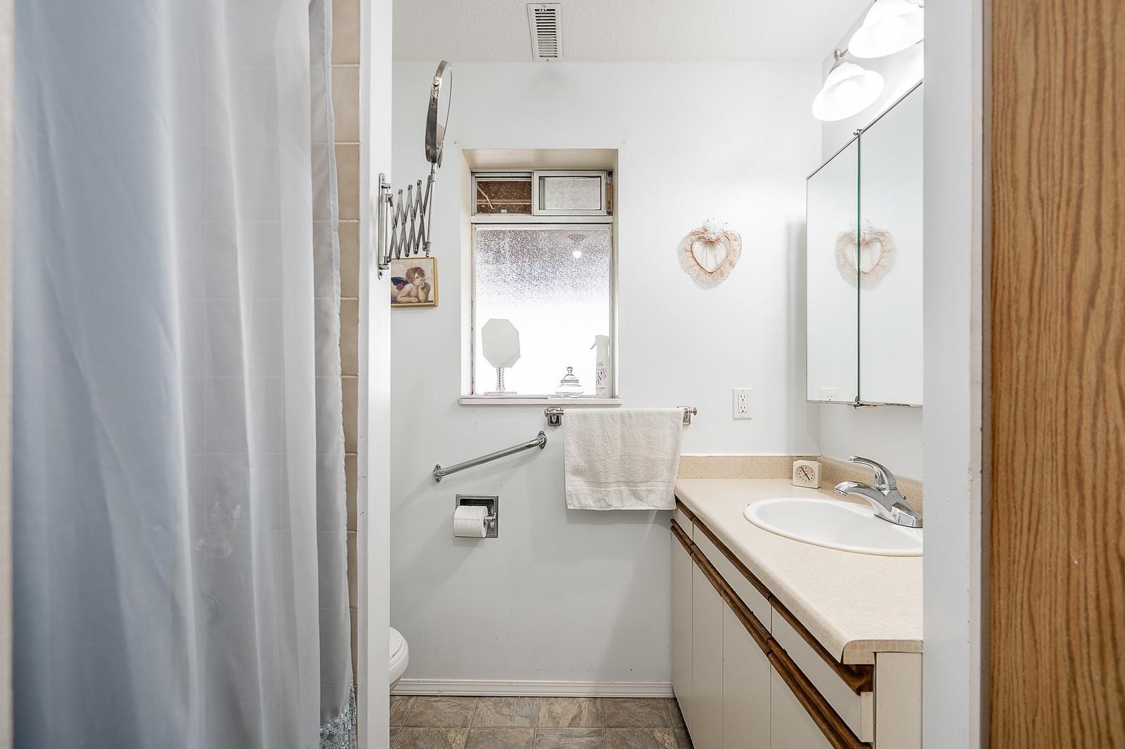 240 Eighth Avenue E, New Westminster, BC - Indoor Photo Showing Bathroom