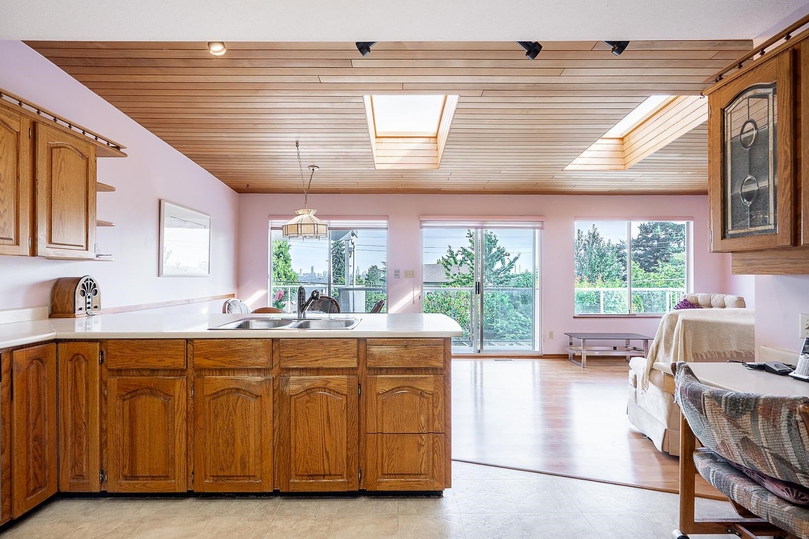 240 Eighth Avenue E, New Westminster, BC - Indoor Photo Showing Kitchen With Double Sink