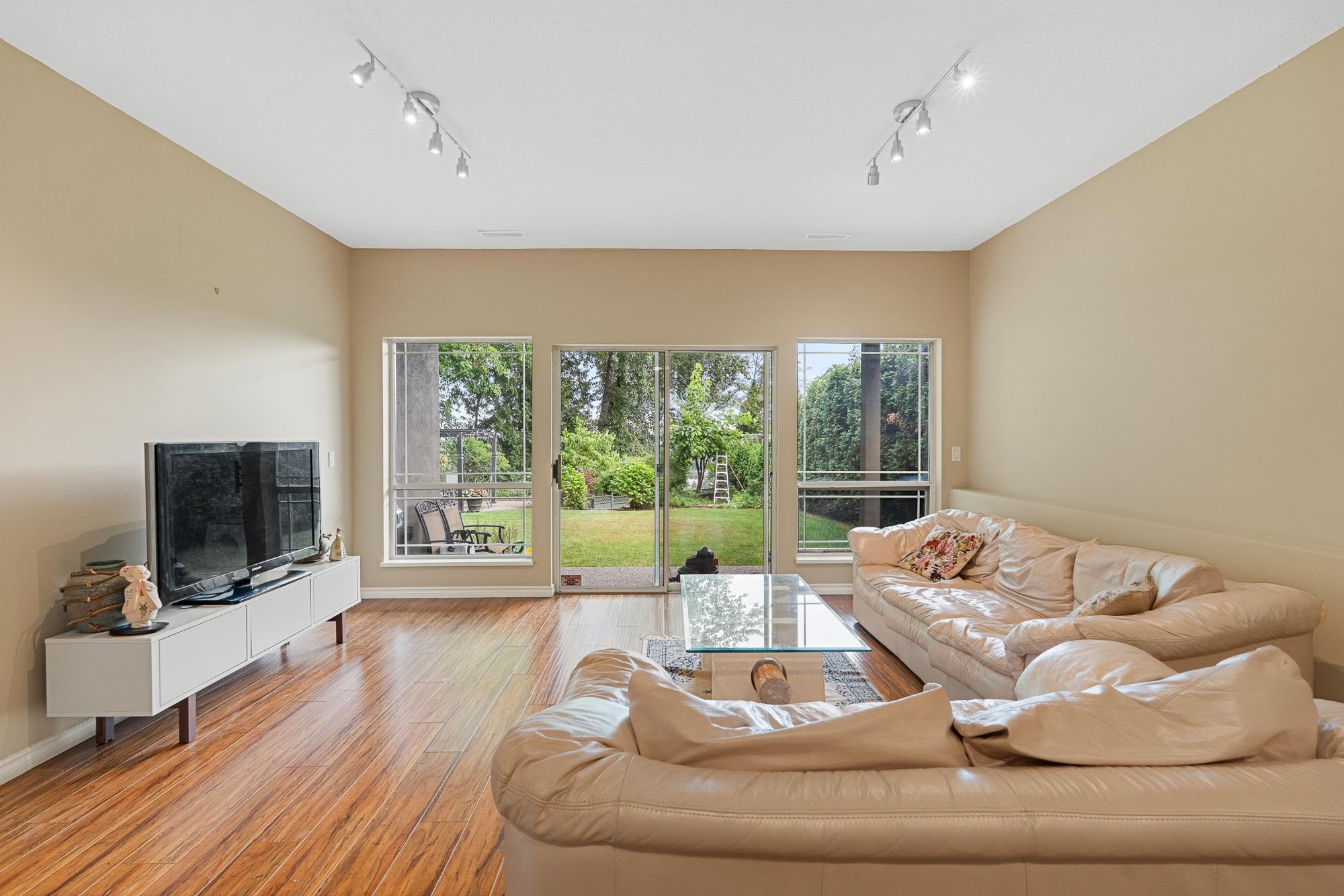 2264 Sorrento Drive, Coquitlam, BC - Indoor Photo Showing Living Room