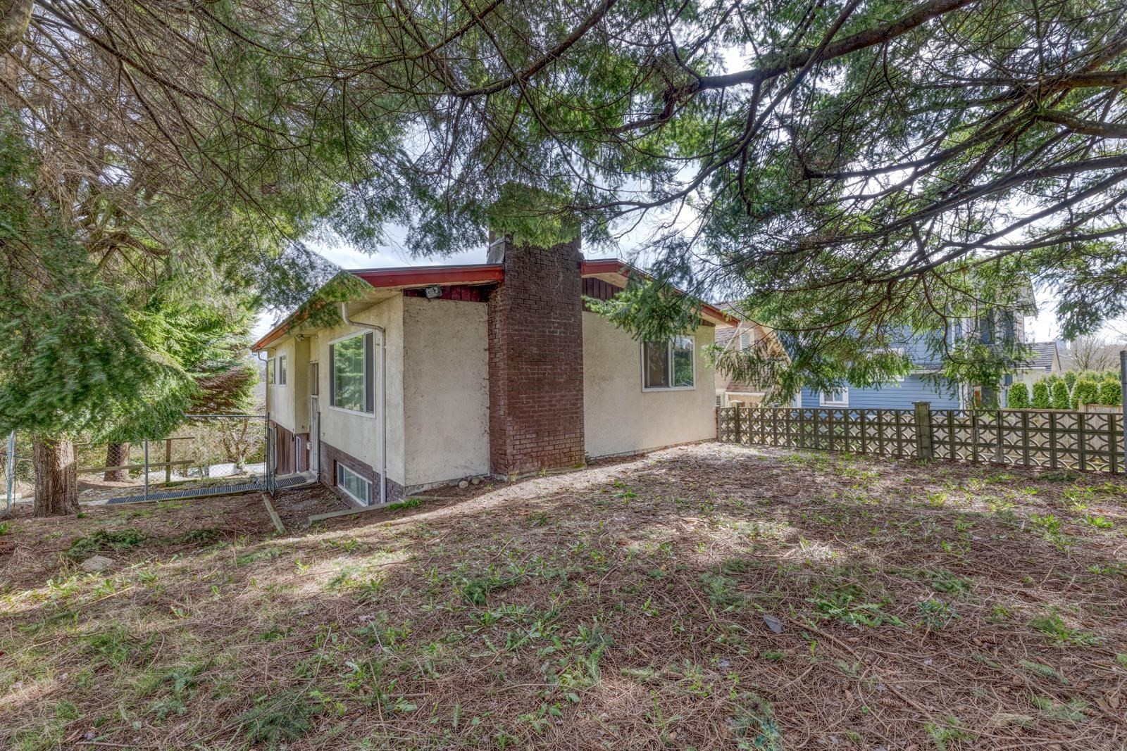 3302 5Th Avenue E, Vancouver, BC - Outdoor