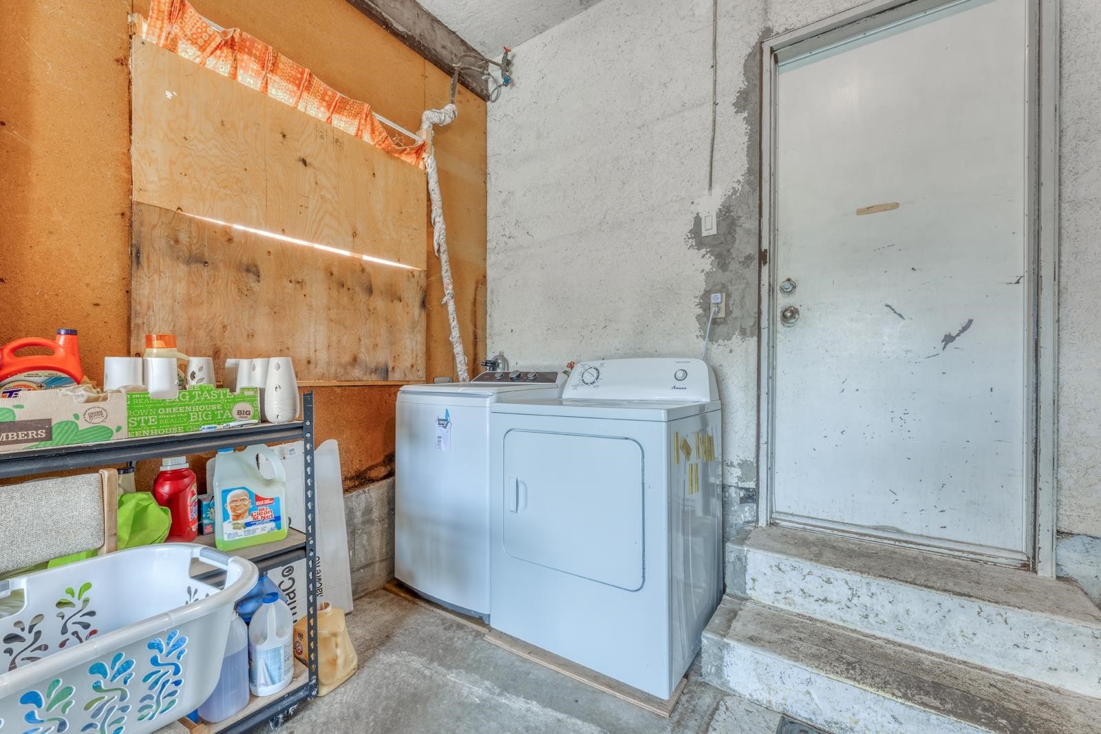 3302 5Th Avenue E, Vancouver, BC - Indoor Photo Showing Laundry Room