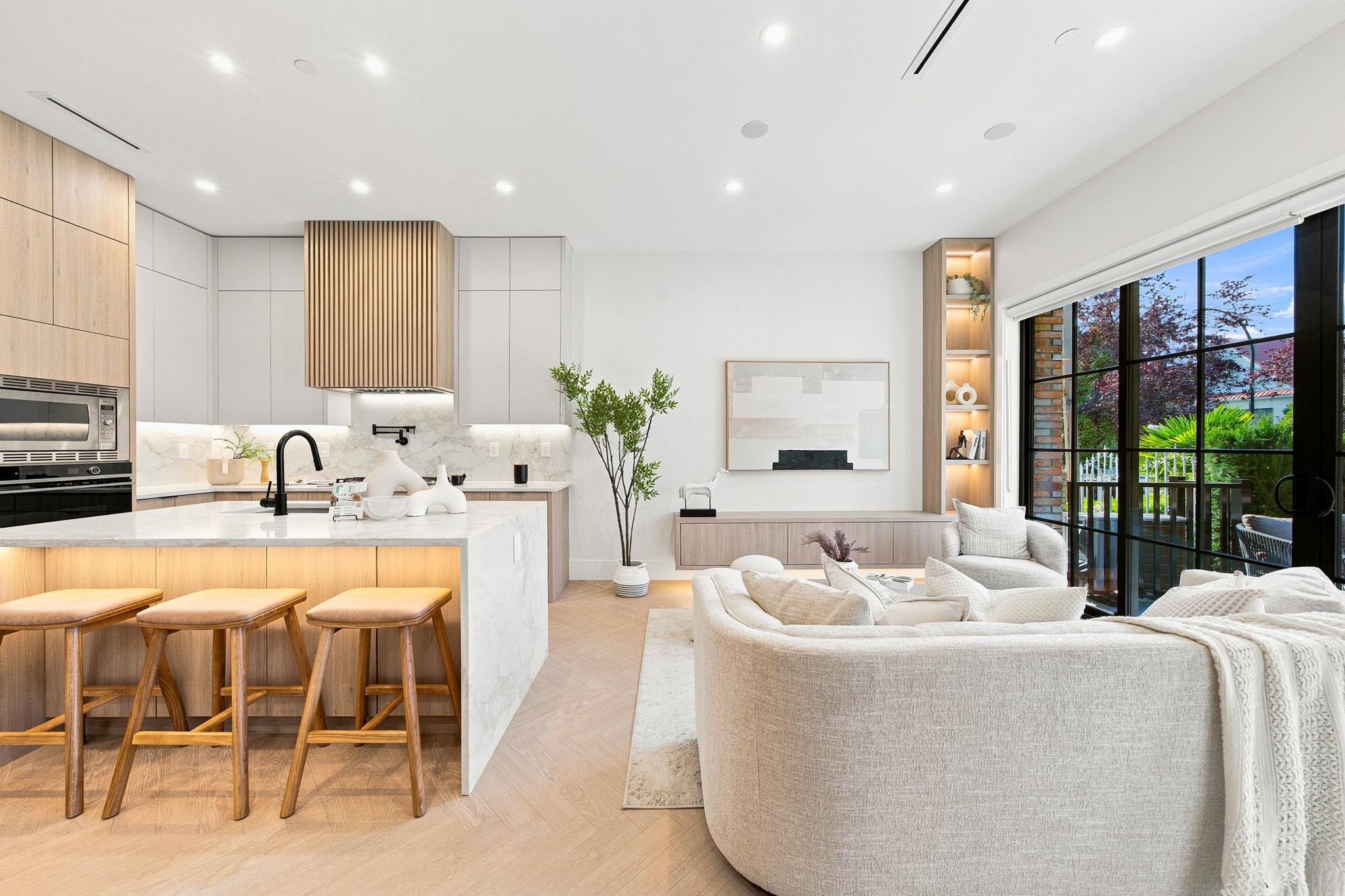 1-646 E 23Rd Avenue, Vancouver, BC - Indoor With Fireplace