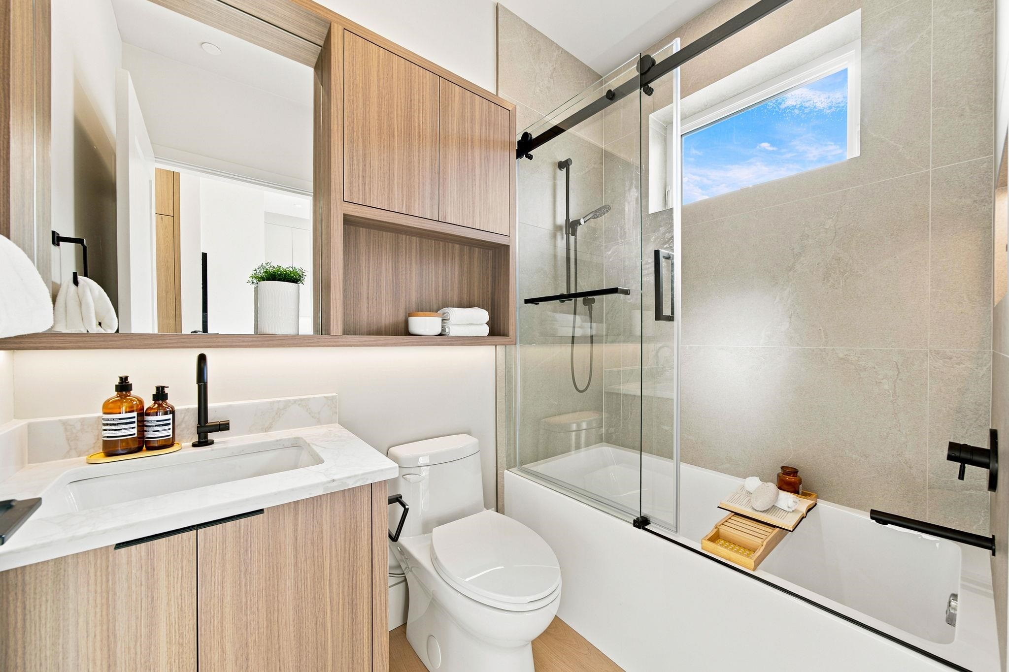 1-646 E 23Rd Avenue, Vancouver, BC - Indoor Photo Showing Bathroom