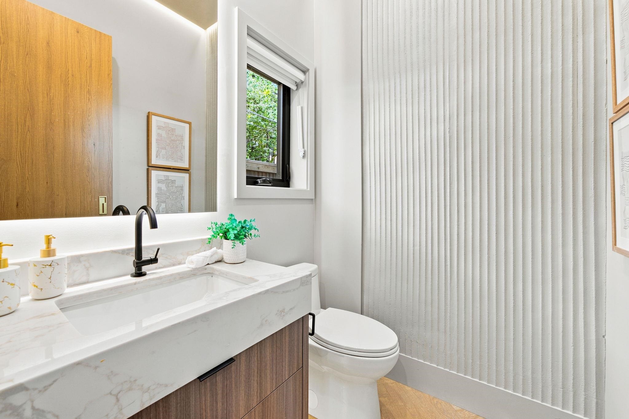 1-646 E 23Rd Avenue, Vancouver, BC - Indoor Photo Showing Bathroom
