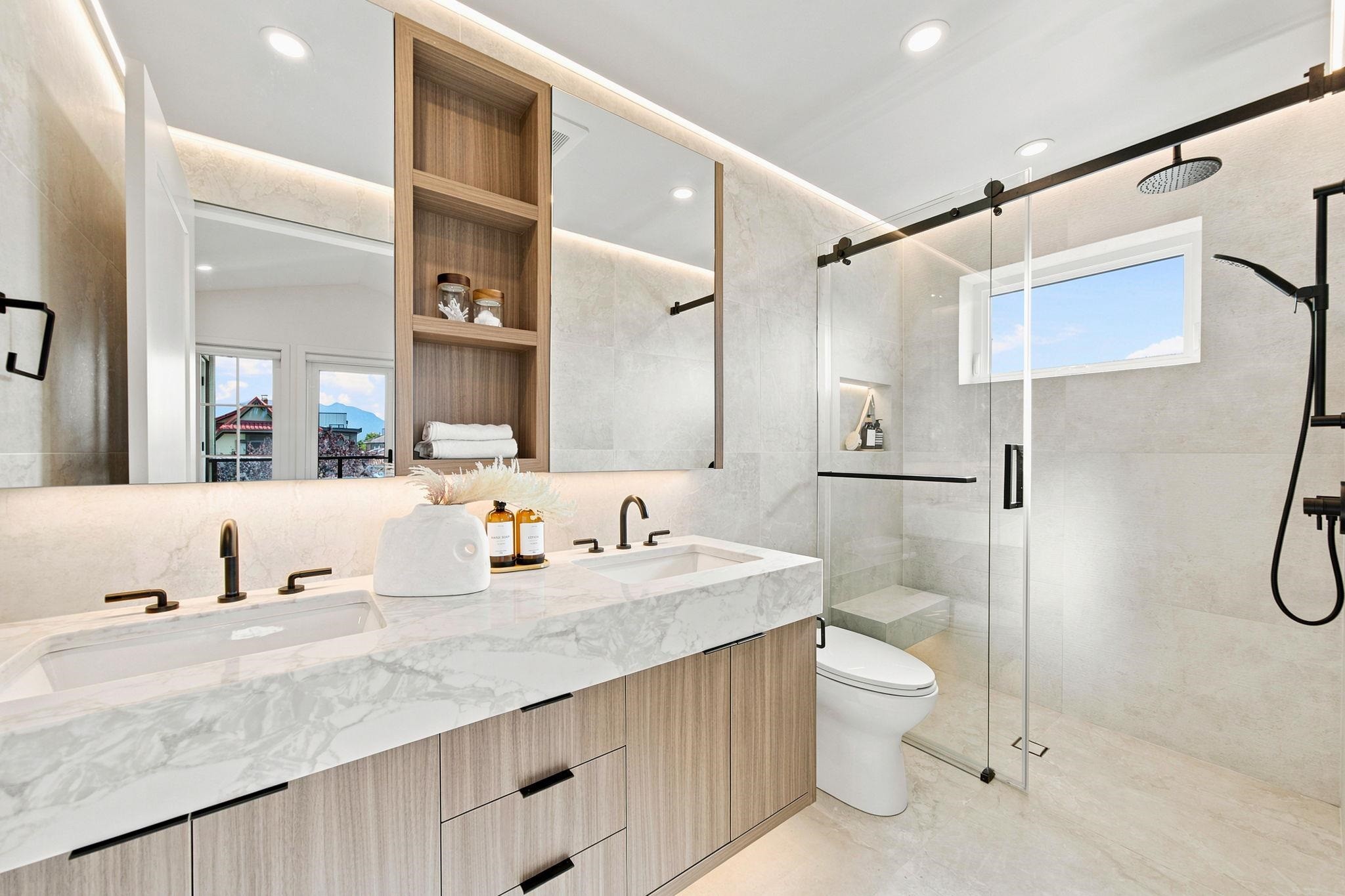 1-646 E 23Rd Avenue, Vancouver, BC - Indoor Photo Showing Bathroom