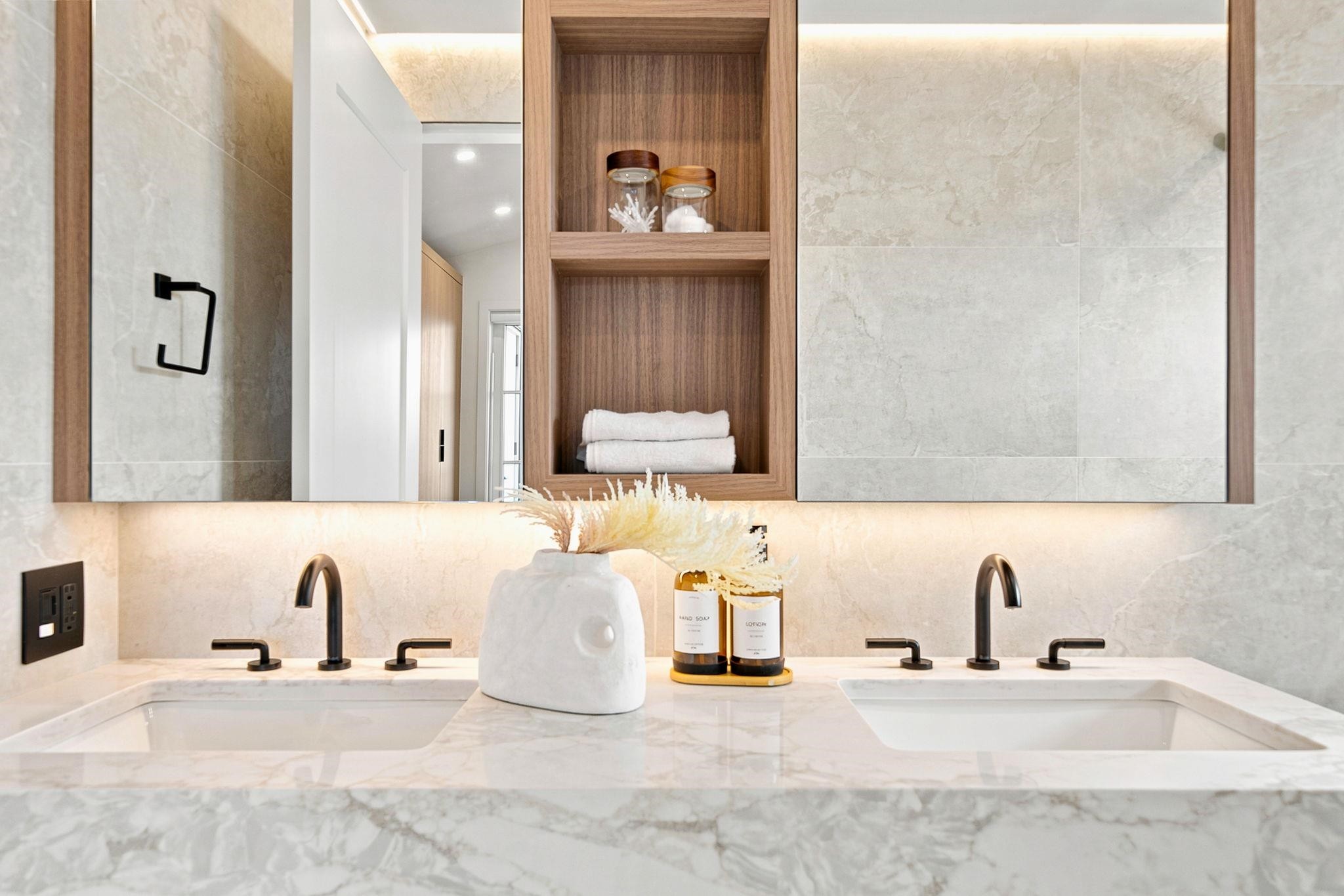 1-646 E 23Rd Avenue, Vancouver, BC - Indoor Photo Showing Bathroom
