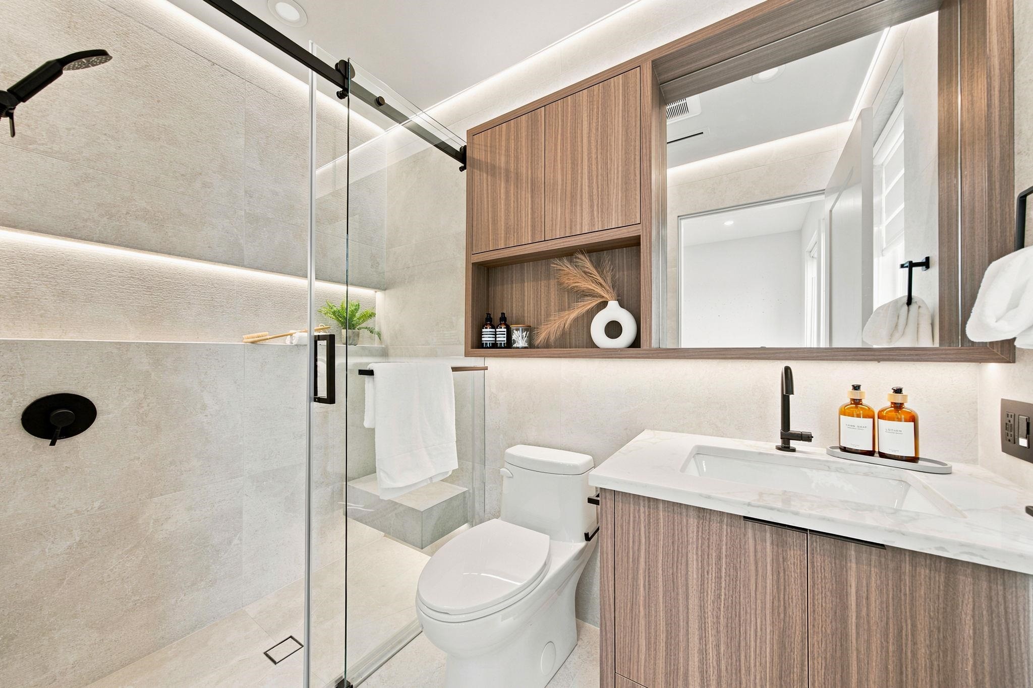 1-646 E 23Rd Avenue, Vancouver, BC - Indoor Photo Showing Bathroom