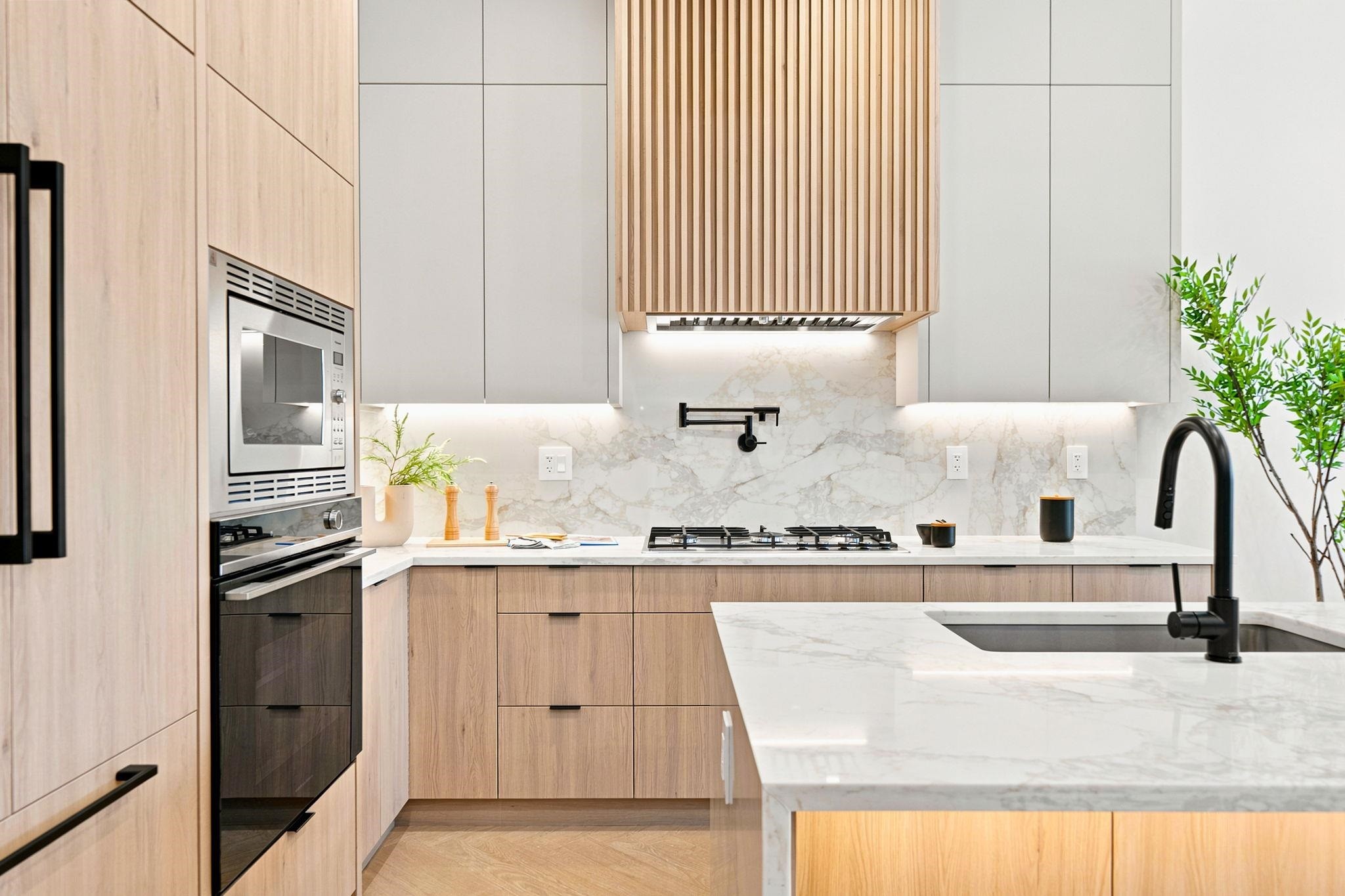 1-646 E 23Rd Avenue, Vancouver, BC - Indoor Photo Showing Kitchen With Upgraded Kitchen