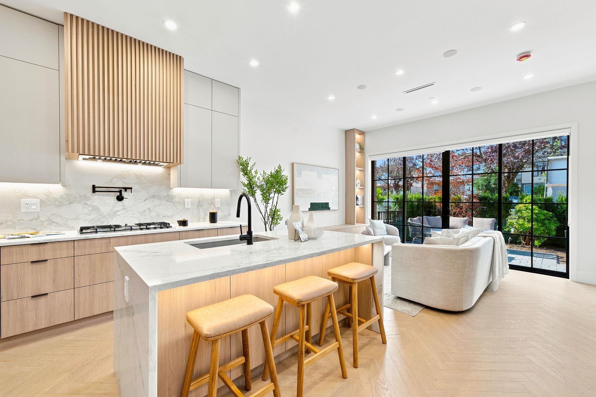 1-646 E 23Rd Avenue, Vancouver, BC - Indoor Photo Showing Kitchen With Upgraded Kitchen