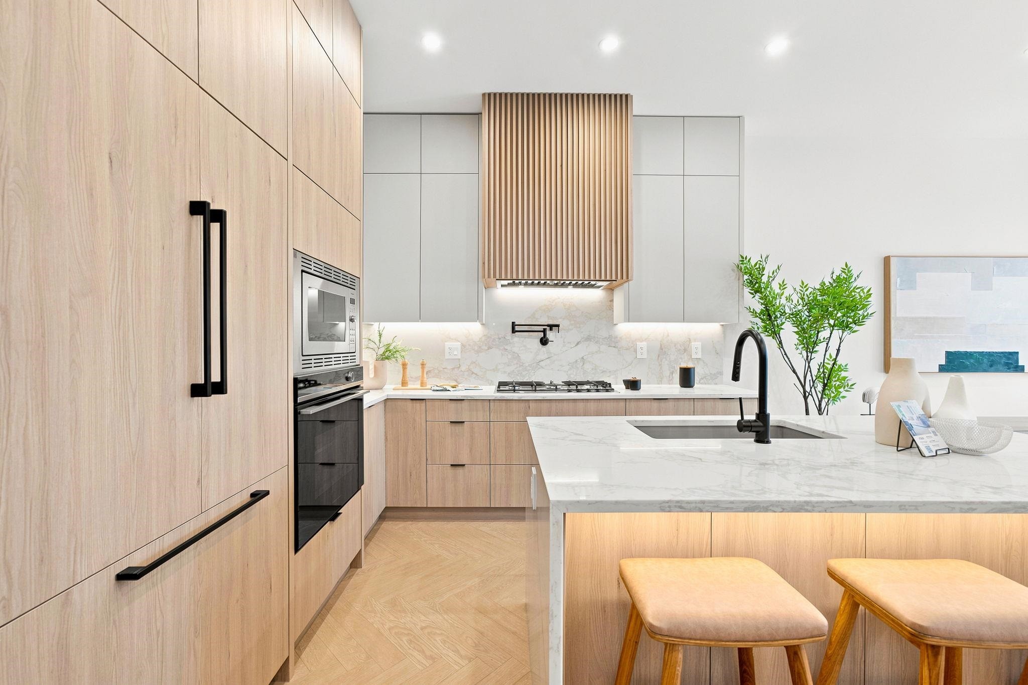 1-646 E 23Rd Avenue, Vancouver, BC - Indoor Photo Showing Kitchen With Upgraded Kitchen